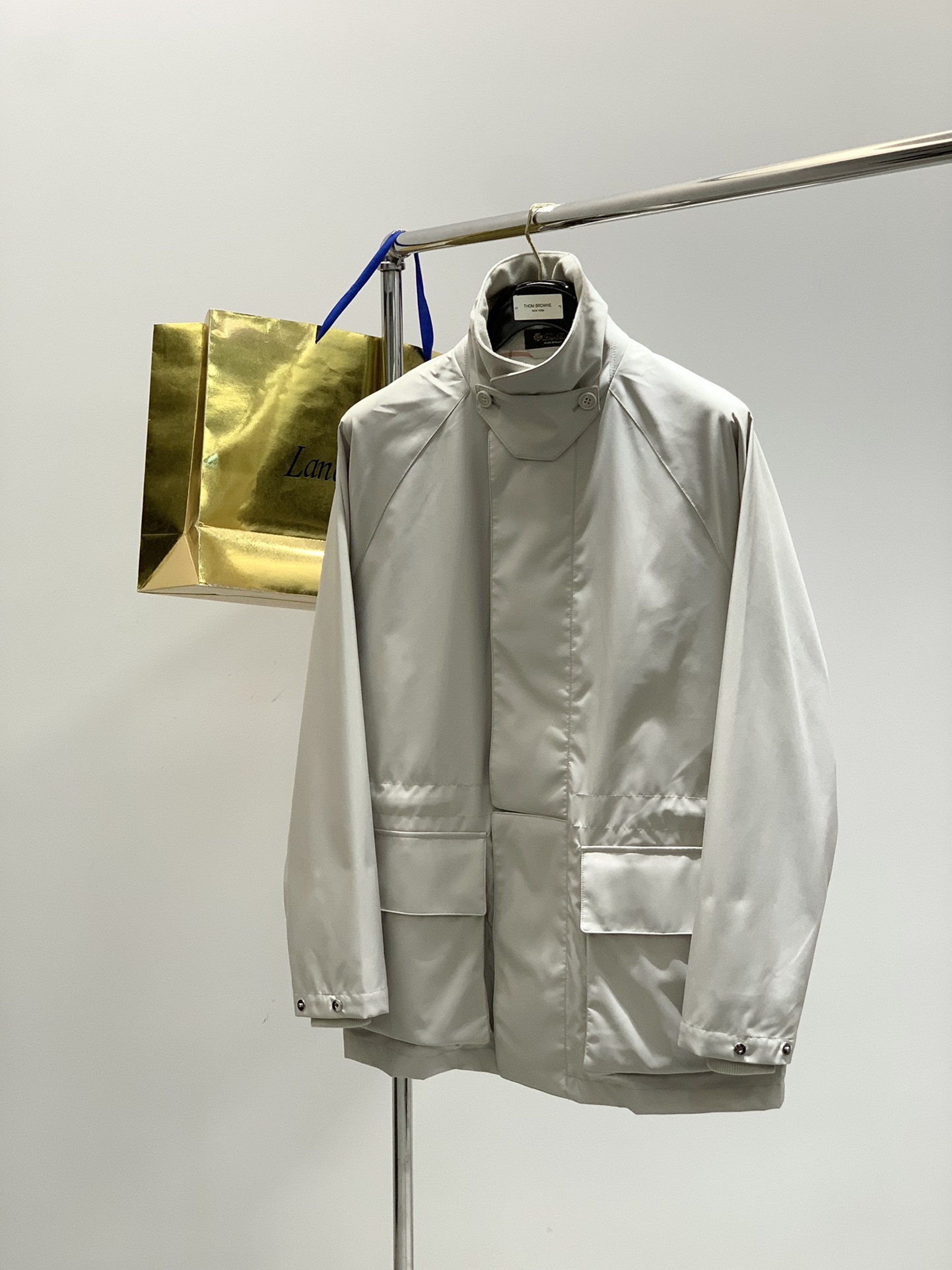 NO:528955,,LP men's black technology three-proof fabric color wool plaid lining flannel wool lapel medium-length equestrian hunting windbreaker About style and design LP classic Horsey equestrian windbreaker retains this series of most iconic prototypes. It can still be adapted and compatible in any season of each year and in a fashion-based manner. The collar design is a circle point, a double-layer structure of the lapel, the reverse is a fabric color matching that is integrated with the large body, and the front is a wool flannel material with harmonious colors. A trapezoidal windshield is hung on the lapel, with one side of the fabric and the other side of the flannel echoing the collar. You can choose according to your preferences, or you can flip the cards according to your preferences, and use small accessories for concave shapes.  The large body is a very stylized hunting element. The large flip vertical bag combined with the side socket pocket design. The large sized organ patch pocket dominates the overall hunting attribute. The suede lining inside the insertion bag makes the bag look full and three-dimensional. The cuff snap design is designed with knitted ribbed windproof cuffs, double slits on the rear, and adjustable with snap buckle. The design of the placket is very special. At the drawstring belt, the placket is divided into two, and the upper and lower parts do not interfere with each other. The inner lining is the essence, with beige as the base, and the Morandi color strips are constructed, fresh and young, and it is revealed inadvertently, breaking the dullness of the outer color matching. About fabric and craftsmanship External polyester fiber, Komatsu imported from Japan  Seiren's high-density woven double-layer double-sided fabric. The most special thing about this fabric is the patented yarn and weaving structure process. The two sides are the same. The color dye yarn is made by woven through special structures. There is no difference between the bottom surface. The advantage is that no matter how the temperature and humidity change, how to wash, the fabric shrinkage is always maintained and the clothes are kept flat and stylish. Of course, the feel and texture of the woven double-sided fabric are also improved by multiple levels!  After special treatment, the surface is covered with an environmentally friendly water-resistant coating BIONIC-FINISHECO, a high-performance fluorine-free ecological waterproof coating developed by Rudolf Group in Germany. It has more efficient, longer lasting, more wash-resistant, sustainable, and environmentally friendly characteristics. Lib 64 cotton 36 polyester fiber uses LP classic colored jacquard plaid fabric, with fine yarn, warm, soft and delicate feel. In the off-white tone, it is matched with Morandi striped plaid, with high-quality tone. The lapel and windproof buckle is used, using 73 new wool 23 nylon 4 spandex. Size S, M, L, XL, XXL Size Bust collar to sleeve Length S 114 77 79 M 118 78 80 L 122 7981 XL 1268082  XXL130 81 83, loro piana,alexander wang19860909,LP 男款黑科技三防面料色织格纹里衬法兰绒羊毛翻领中长款马术猎装风衣 关于款式及设计 LP经典的Horsey马术风衣,保留了这一系列最标志性的原型,哪一年哪一季拿出来搭配,它都依旧能适配兼容,并在经典基础上做了时髦改良,领部的设计是出圈点,翻领双层结构,反面是与大身一体的本布配色,正面是顺色的羊毛法兰绒材质,色彩和谐材质对比.翻领处外挂了梯形造型的挡风片,一面本布一面法兰绒,与领部呼应,可以根据喜好取舍,亦可根据喜好翻牌,用于凹造型的小附件. 大身是风格化极强的猎装元素,大翻盖竖袋结合侧插口袋的设计,大size的风琴贴布口袋主导了整体的猎装属性,插袋内里绒面里布,显得袋体饱满且立体.袖口按扣设计,内置针织罗纹的防风袖口,后摆双开衩,带按扣调节.门襟的设计很特别,在抽绳腰带处,门襟一分为二,上下两截互不干扰.内里布是精髓,由米色做底,莫兰迪彩条构建格纹,清新又年轻,不经意间显露,打破了外层配色的沉闷感. 关于面料及工艺 外层聚酯纤维,日本进口Komatsu Seiren的高密色织双层双面面料.这块面料最特殊的地方是专利的纱线和织造结构工艺,两面同面,色染纱线通过特殊结构织造成两面是一样的,没有底面之分,好处是不管各种温度和湿度改变,如何洗涤,始终保持面料的缩率一致,保持衣服的平整有型.当然,色织双层双面面料的手感和质感也是倍数级的提升！经特殊处理,表面覆有一层环保防泼水技术涂层BIONIC-FINISHECO,这是德国鲁道夫集团研发的,一种高性能不含氟的生态防水涂层,具有更高效,更持久,更耐水洗,可持续性,且对环境友好的特性. 里布64棉36聚酯纤维,采用LP经典的色织提花格纹面料,纱织细密,手感温暖软糯细腻,在米白色调是配以莫兰迪彩条格纹,色调高级.翻领及防风扣的一面,采用73新羊毛23锦纶4氨纶. 尺码S,M,L,XL,XXL 尺码 胸围领到袖 衣长 S 114 77 79 M 118 78 80 L 122 7981 XL 1268082 XXL130 81 83,,loro piana,alexander wang,Men's clothing