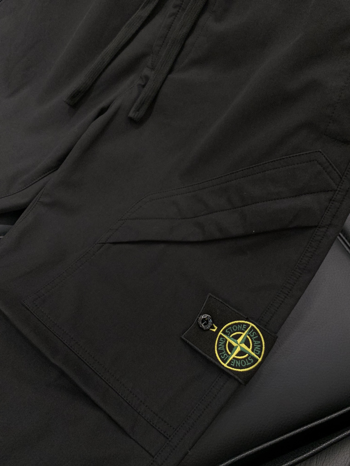 ，石头岛 复杂的工艺，考究的细节。井字纹日本产户外棉布…款同步最新工装系Stone 石头男士ComPas