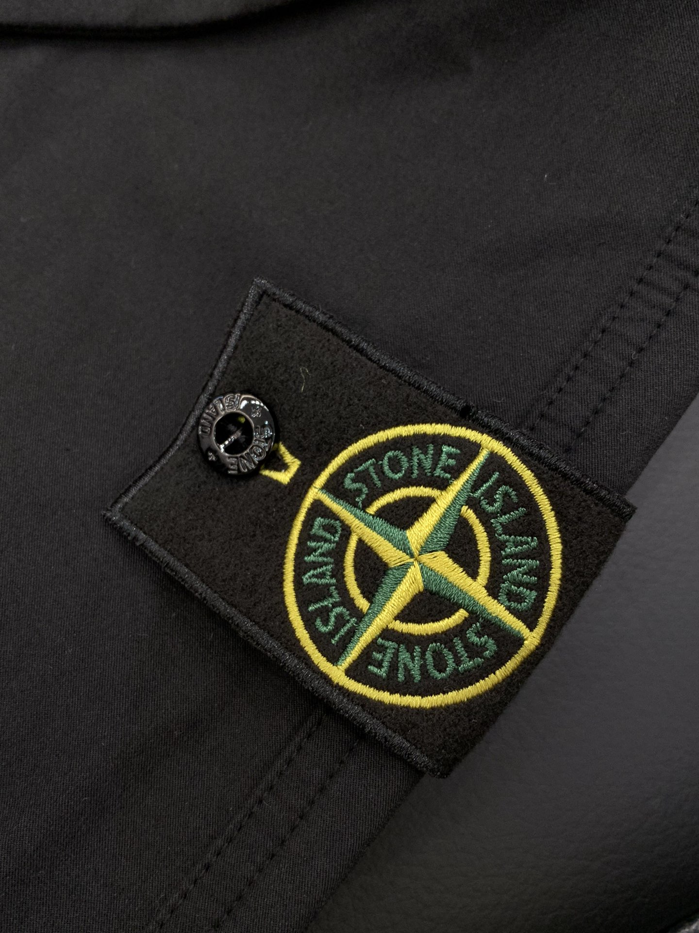 ，石头岛 复杂的工艺，考究的细节。井字纹日本产户外棉布…款同步最新工装系Stone 石头男士ComPas