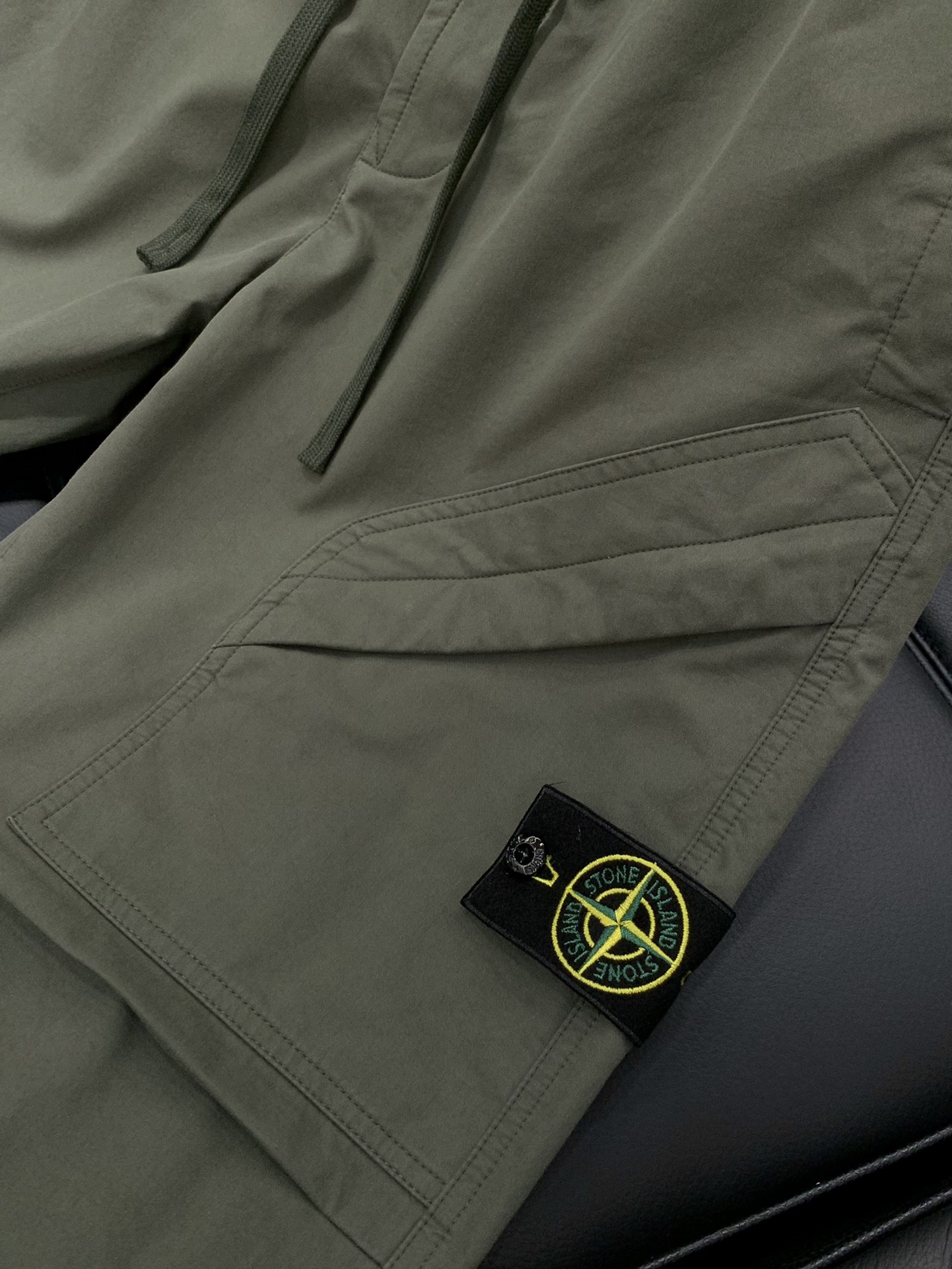 ，石头岛 复杂的工艺，考究的细节。井字纹日本产户外棉布…款同步最新工装系Stone 石头男士ComPas