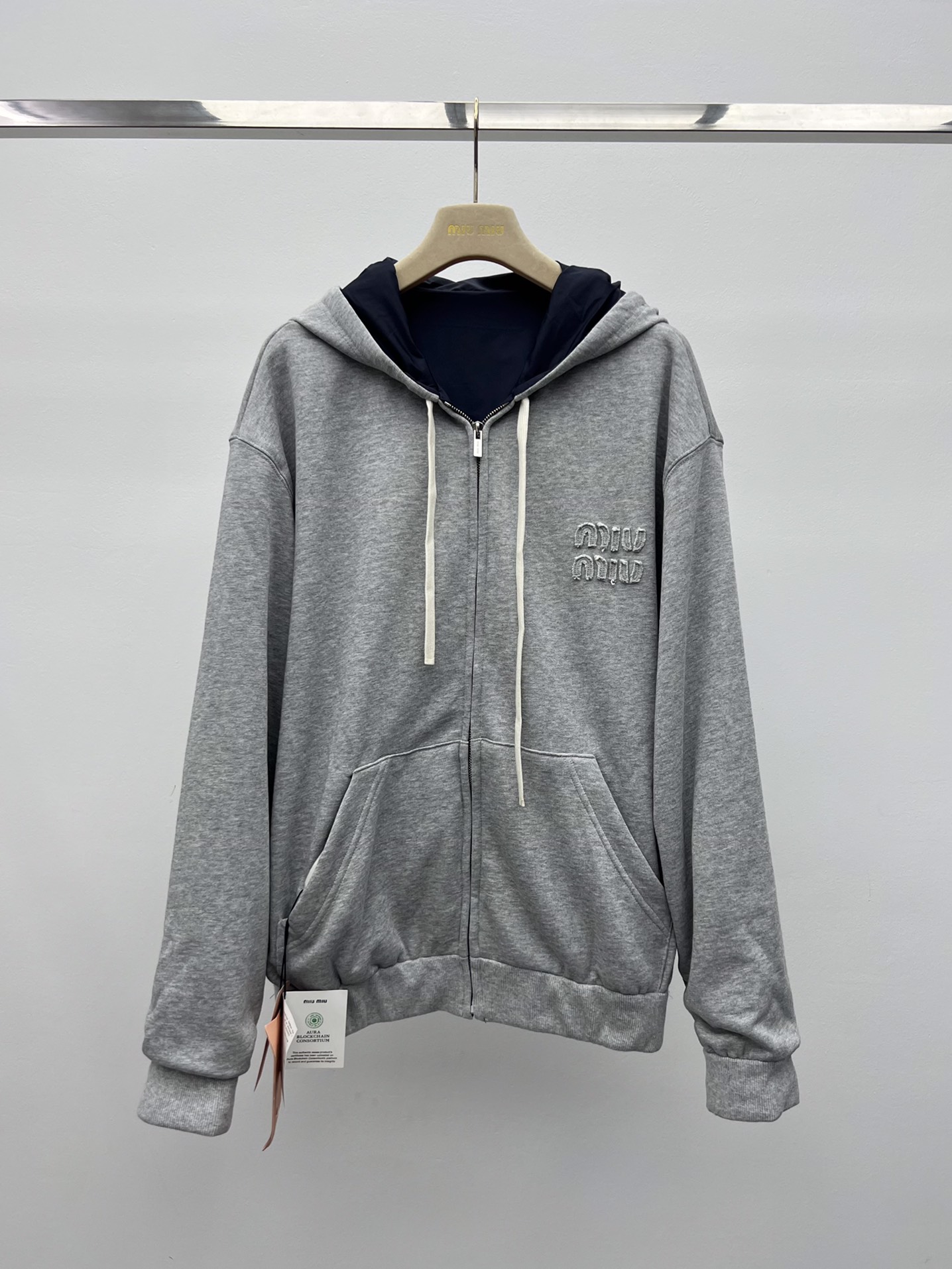 miumi*双面夹克外套将科技面料的运动魅力与舒适休闲的针织面料相结合唤起经典卫衣的风格 可两面穿着打造