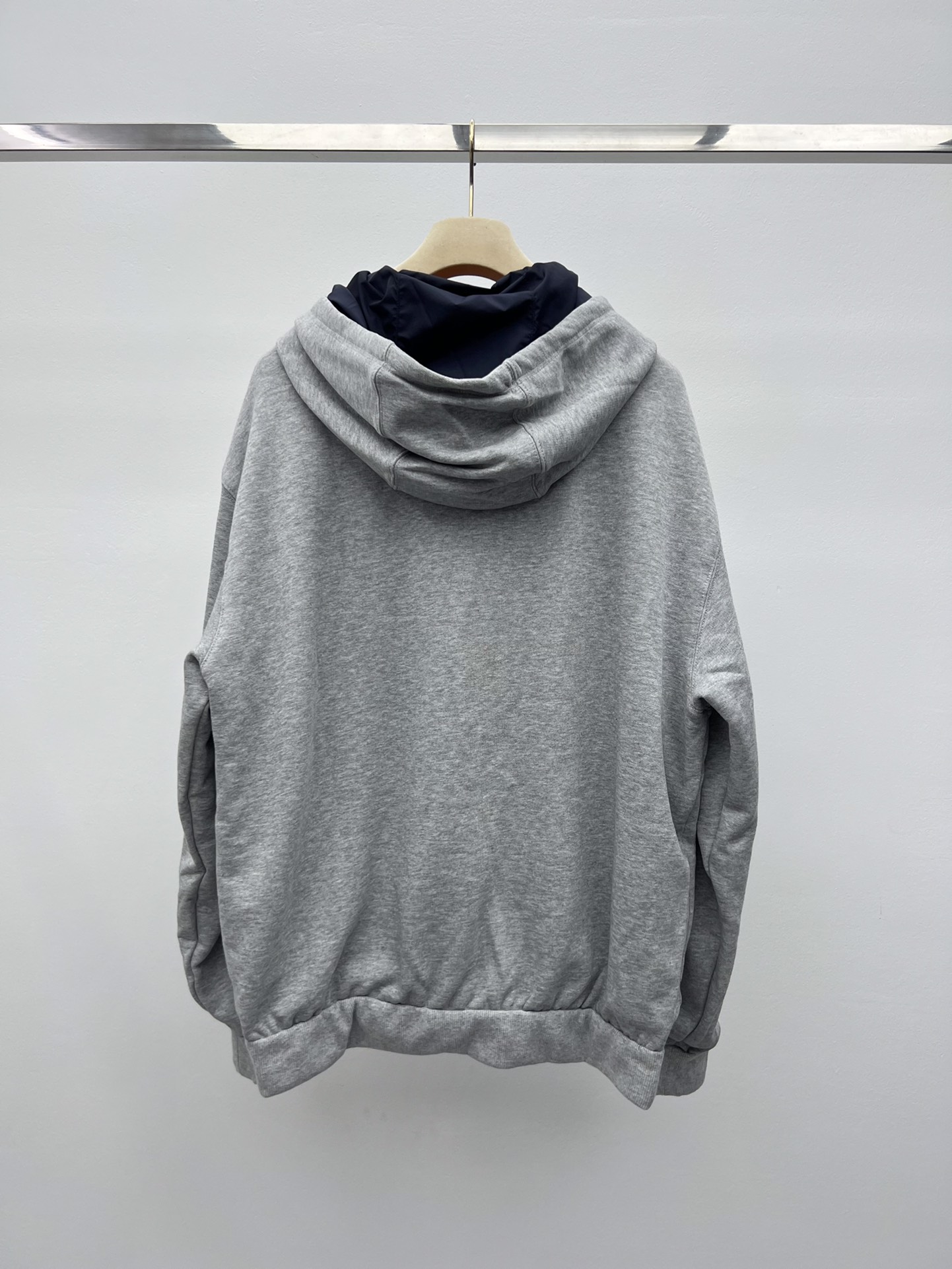 miumi*双面夹克外套将科技面料的运动魅力与舒适休闲的针织面料相结合唤起经典卫衣的风格 可两面穿着打造