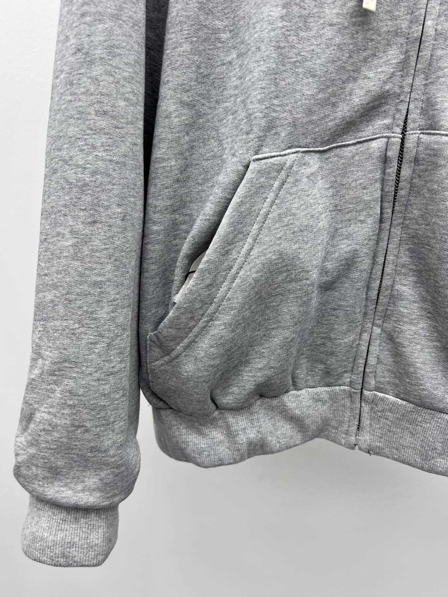 miumi*双面夹克外套将科技面料的运动魅力与舒适休闲的针织面料相结合唤起经典卫衣的风格 可两面穿着打造