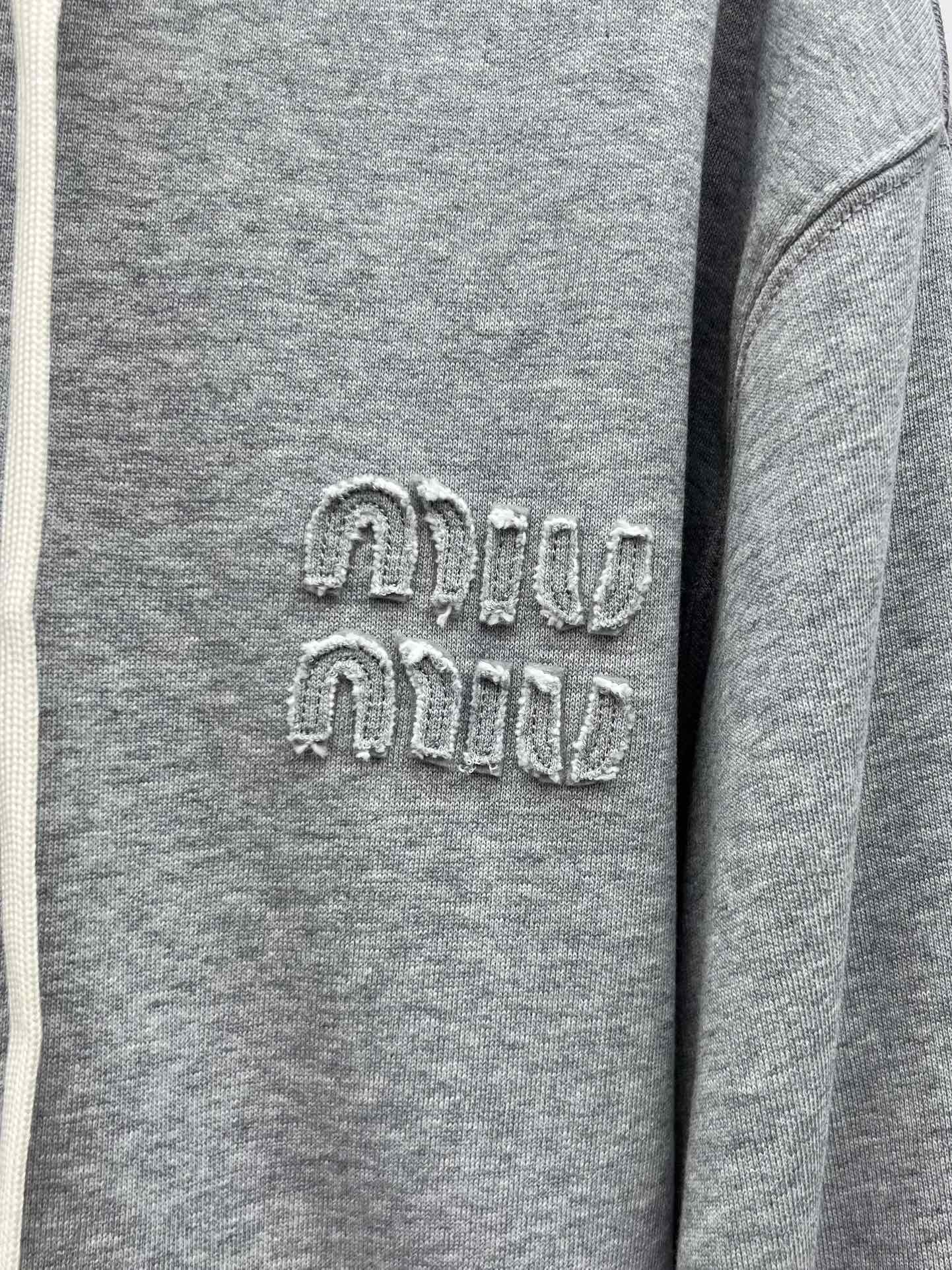 miumi*双面夹克外套将科技面料的运动魅力与舒适休闲的针织面料相结合唤起经典卫衣的风格 可两面穿着打造