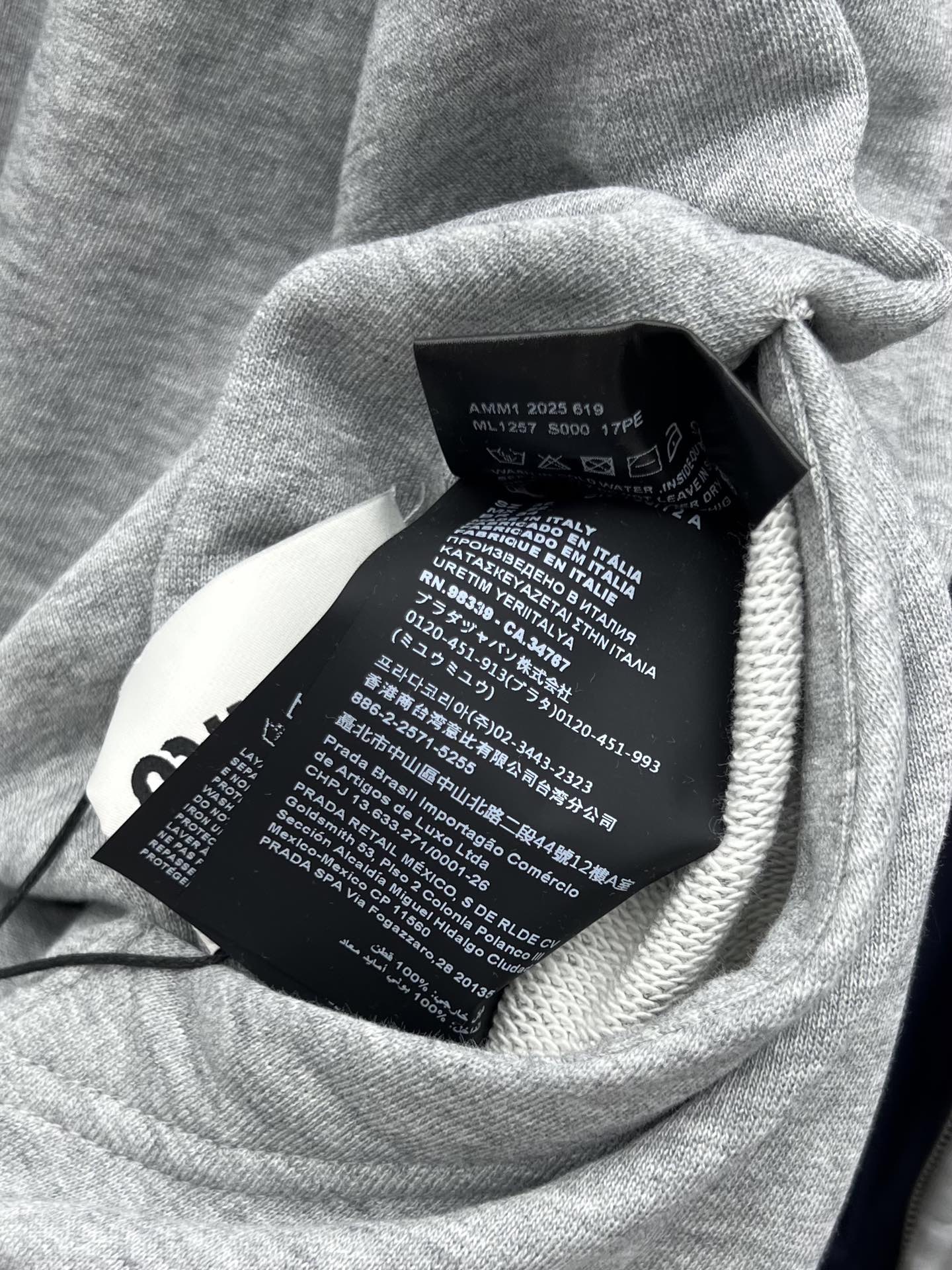 miumi*双面夹克外套将科技面料的运动魅力与舒适休闲的针织面料相结合唤起经典卫衣的风格 可两面穿着打造