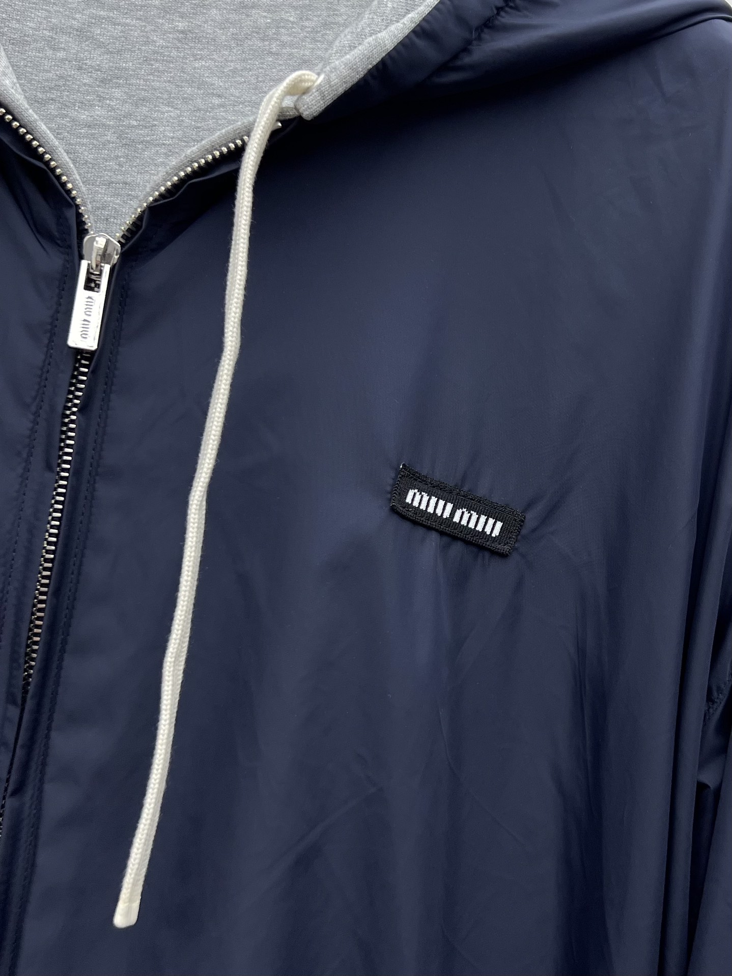 miumi*双面夹克外套将科技面料的运动魅力与舒适休闲的针织面料相结合唤起经典卫衣的风格 可两面穿着打造