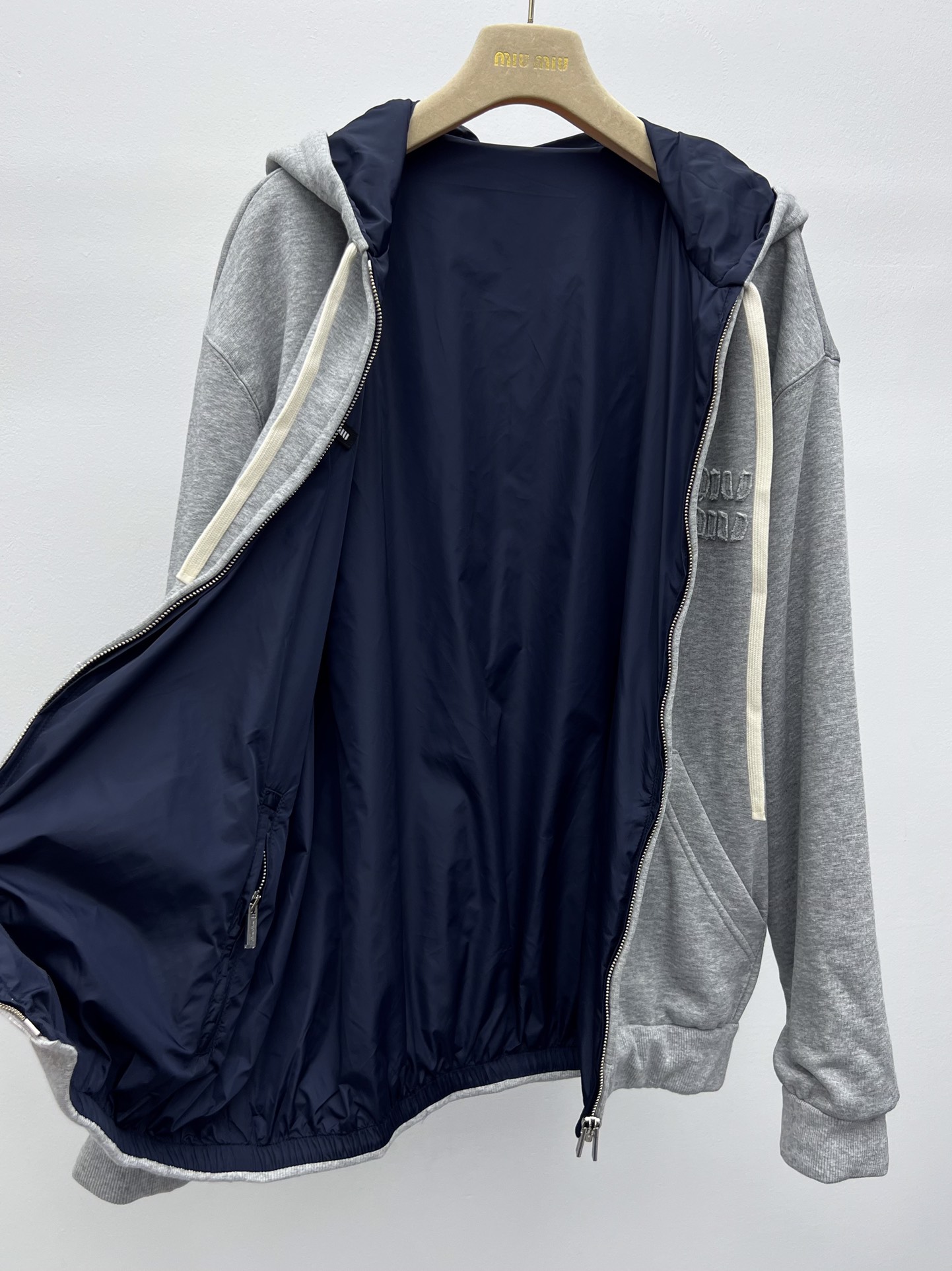 miumi*双面夹克外套将科技面料的运动魅力与舒适休闲的针织面料相结合唤起经典卫衣的风格 可两面穿着打造