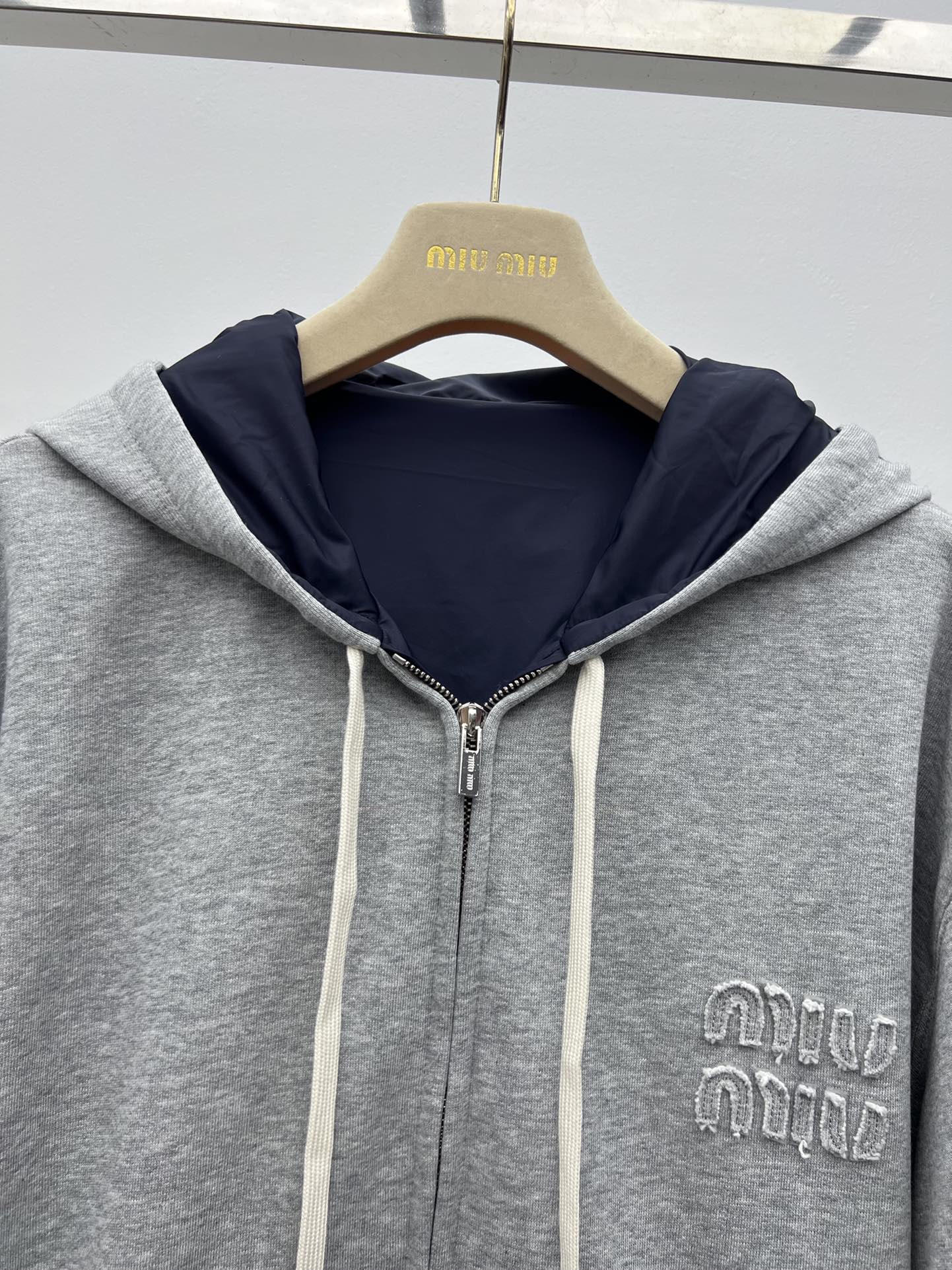 miumi*双面夹克外套将科技面料的运动魅力与舒适休闲的针织面料相结合唤起经典卫衣的风格 可两面穿着打造