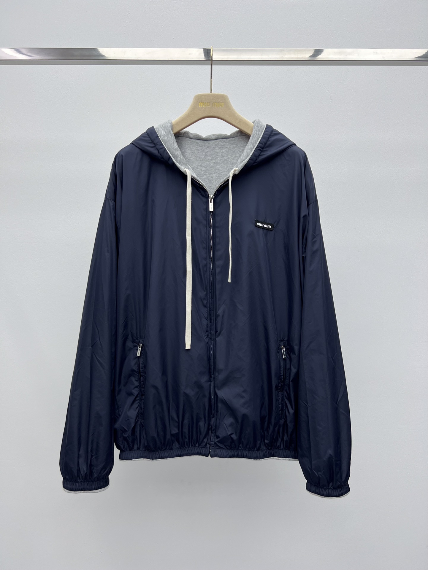 miumi*双面夹克外套将科技面料的运动魅力与舒适休闲的针织面料相结合唤起经典卫衣的风格 可两面穿着打造