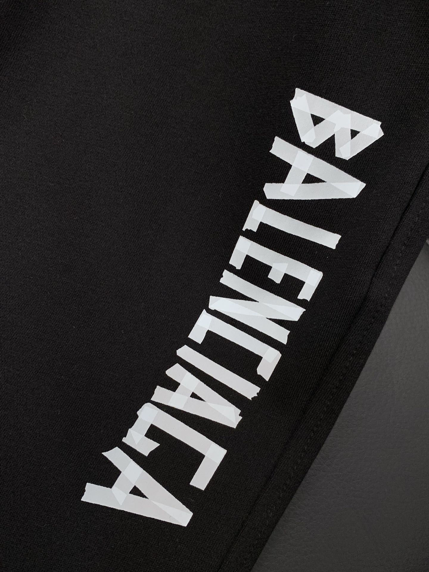 ，Balenciaga 巴黎世家，2025秋季最新品，专柜同步有售，原单狠货，时尚休闲裤，进口原版水洗弹