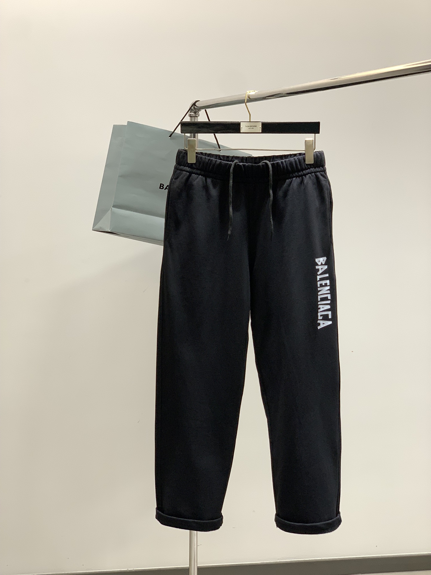 ，Balenciaga 巴黎世家，2025秋季最新品，专柜同步有售，原单狠货，时尚休闲裤，进口原版水洗弹