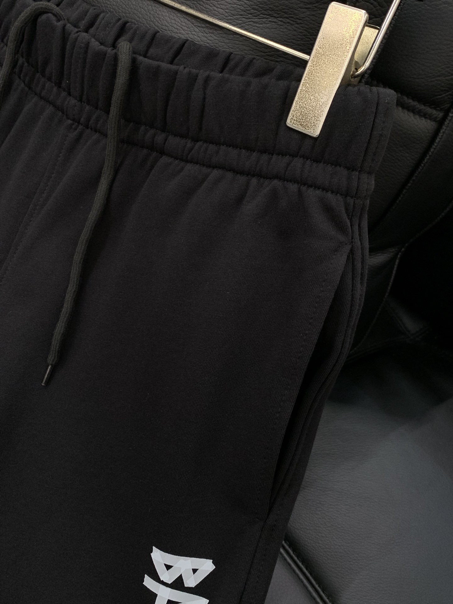 ，Balenciaga 巴黎世家，2025秋季最新品，专柜同步有售，原单狠货，时尚休闲裤，进口原版水洗弹