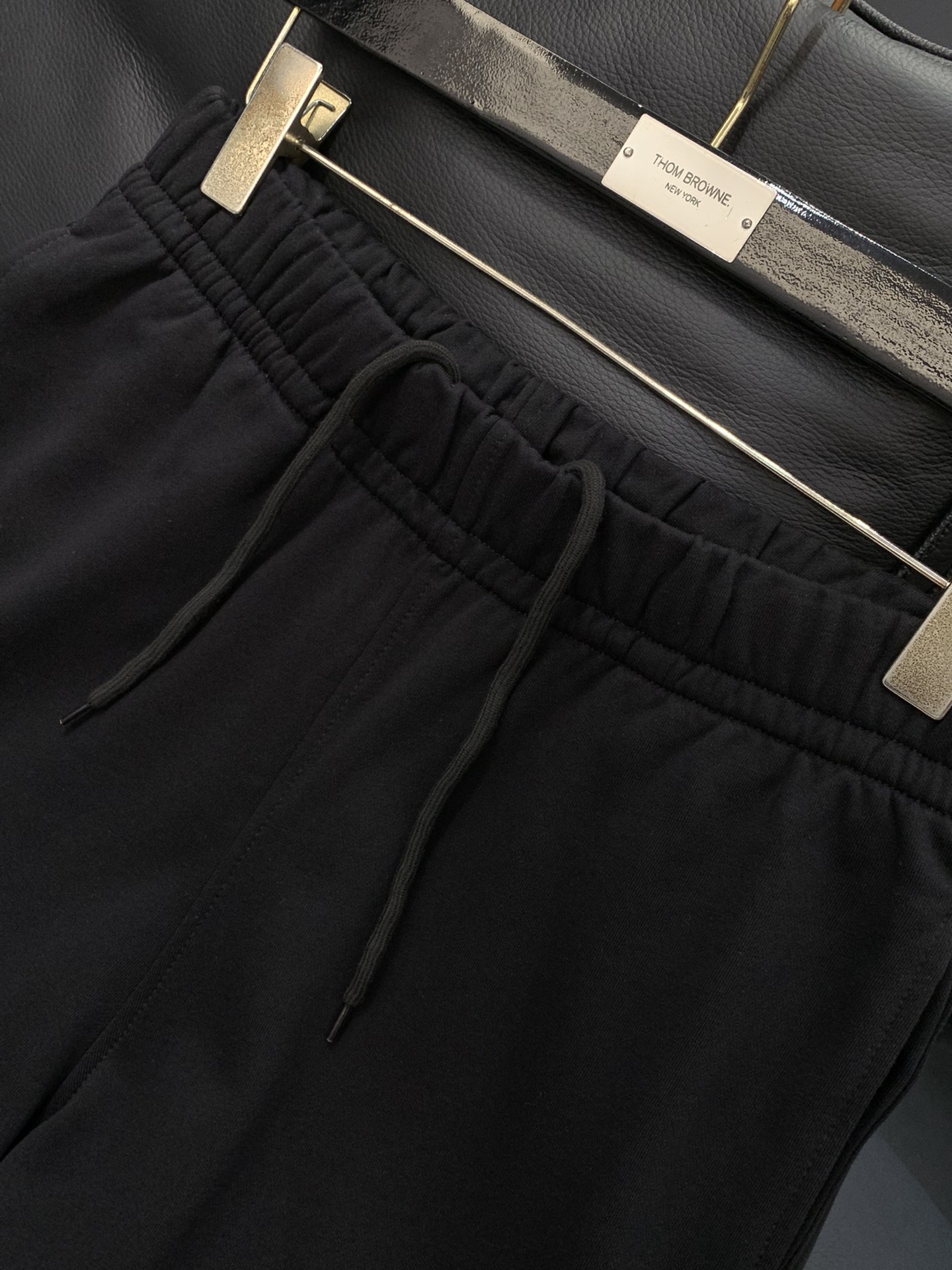 ，Balenciaga 巴黎世家，2025秋季最新品，专柜同步有售，原单狠货，时尚休闲裤，进口原版水洗弹