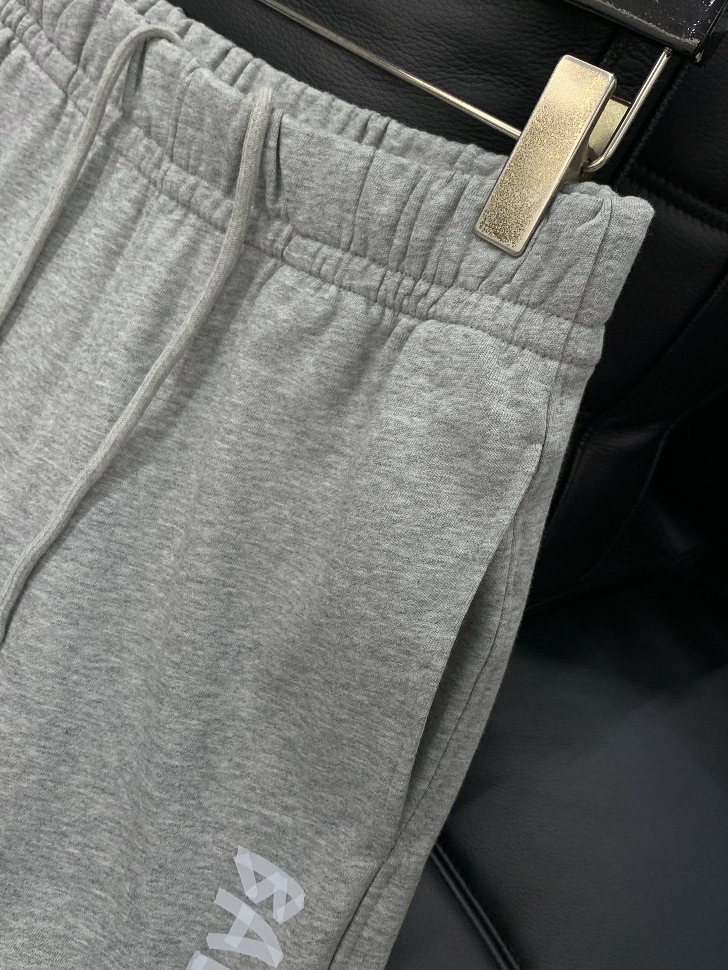 ，Balenciaga 巴黎世家，2025秋季最新品，专柜同步有售，原单狠货，时尚休闲裤，进口原版水洗弹