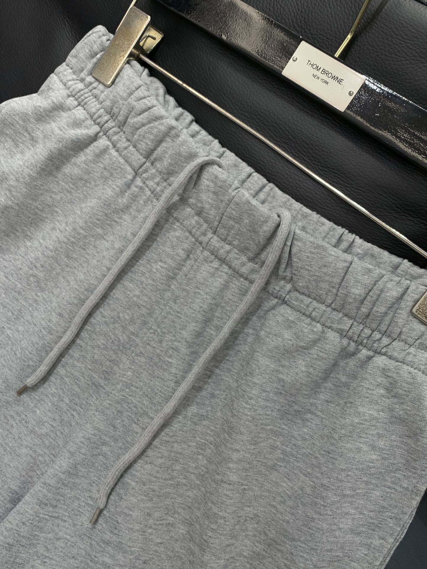 ，Balenciaga 巴黎世家，2025秋季最新品，专柜同步有售，原单狠货，时尚休闲裤，进口原版水洗弹