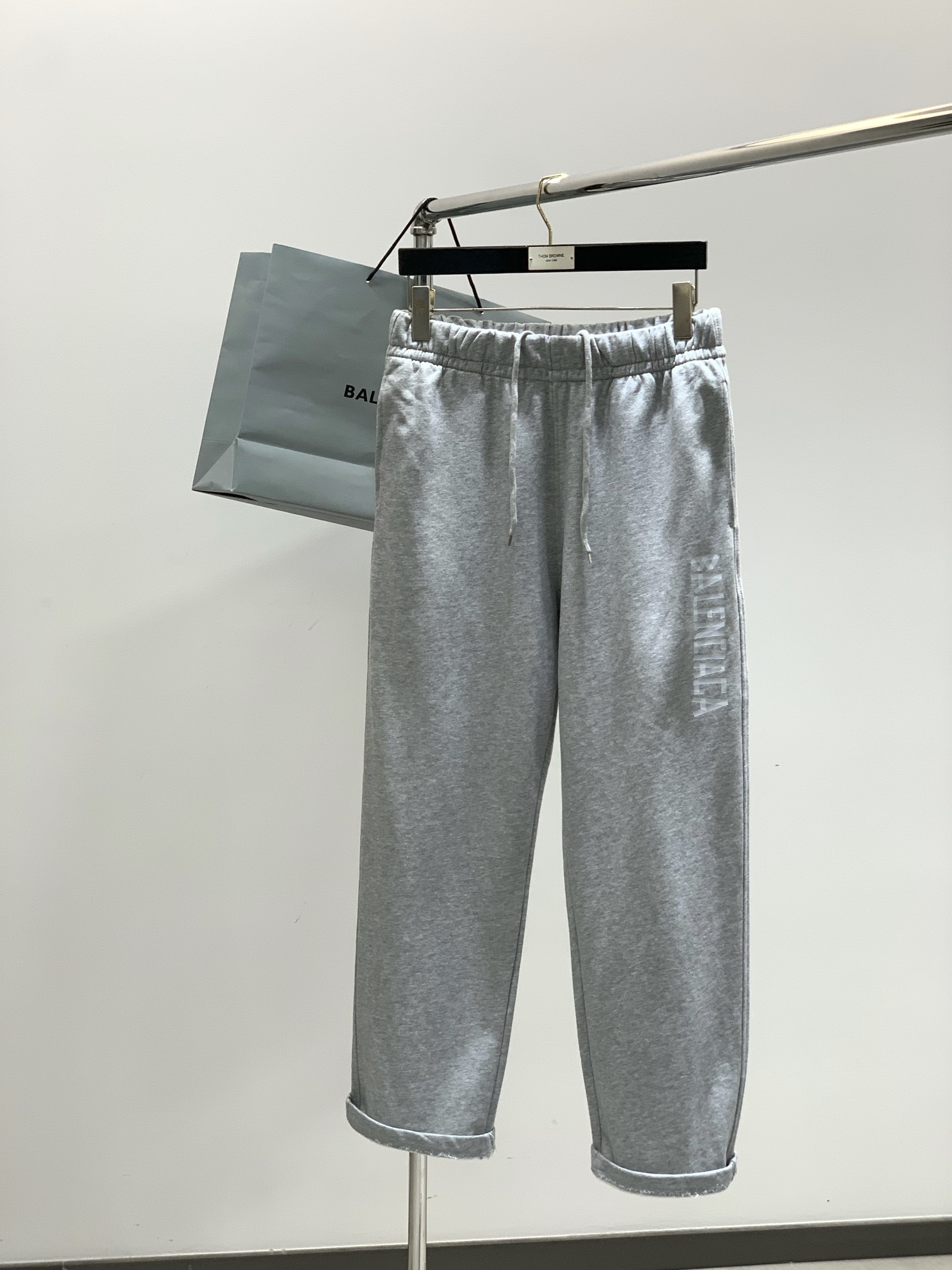 ，Balenciaga 巴黎世家，2025秋季最新品，专柜同步有售，原单狠货，时尚休闲裤，进口原版水洗弹