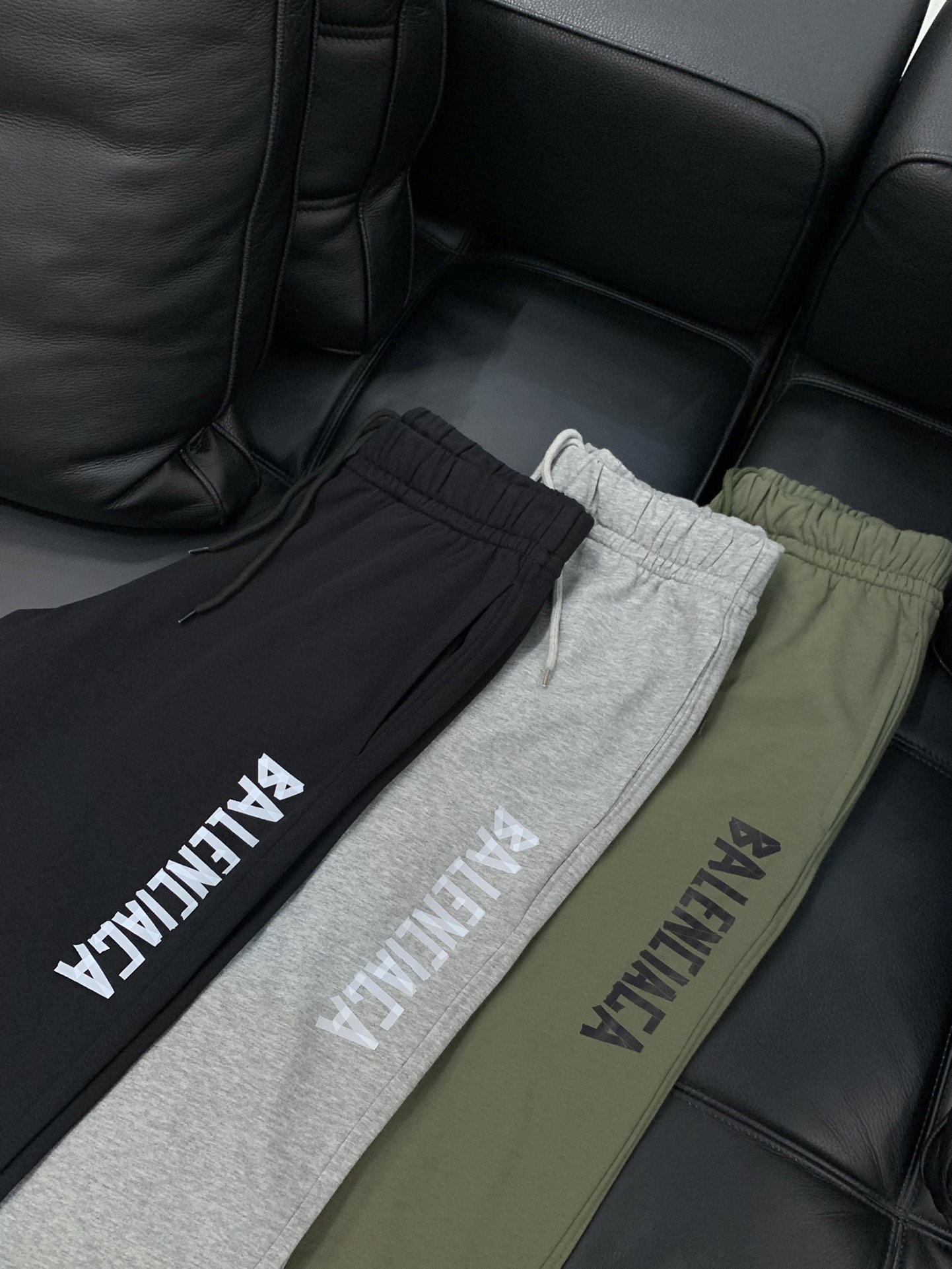 ，Balenciaga 巴黎世家，2025秋季最新品，专柜同步有售，原单狠货，时尚休闲裤，进口原版水洗弹