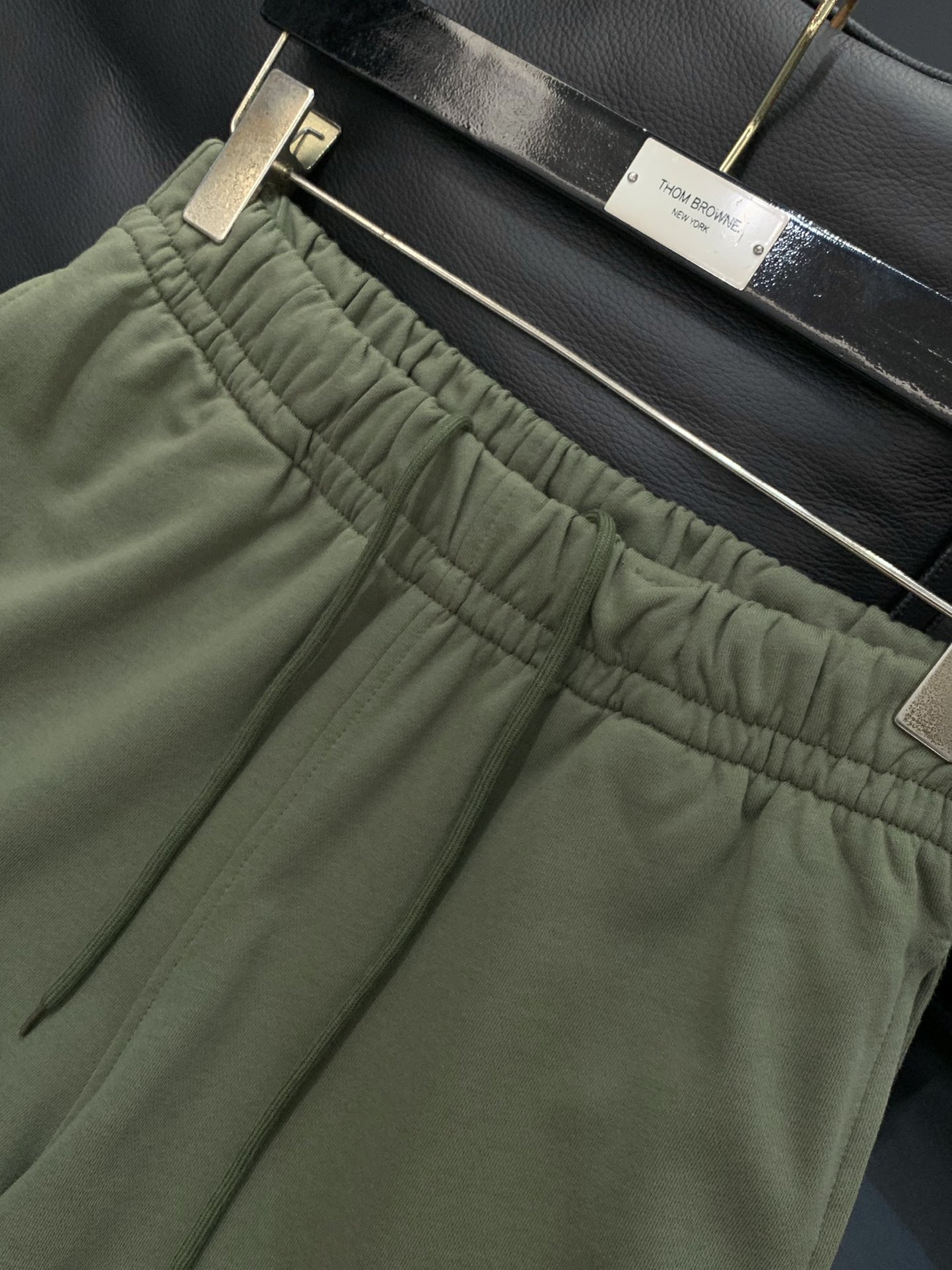 ，Balenciaga 巴黎世家，2025秋季最新品，专柜同步有售，原单狠货，时尚休闲裤，进口原版水洗弹