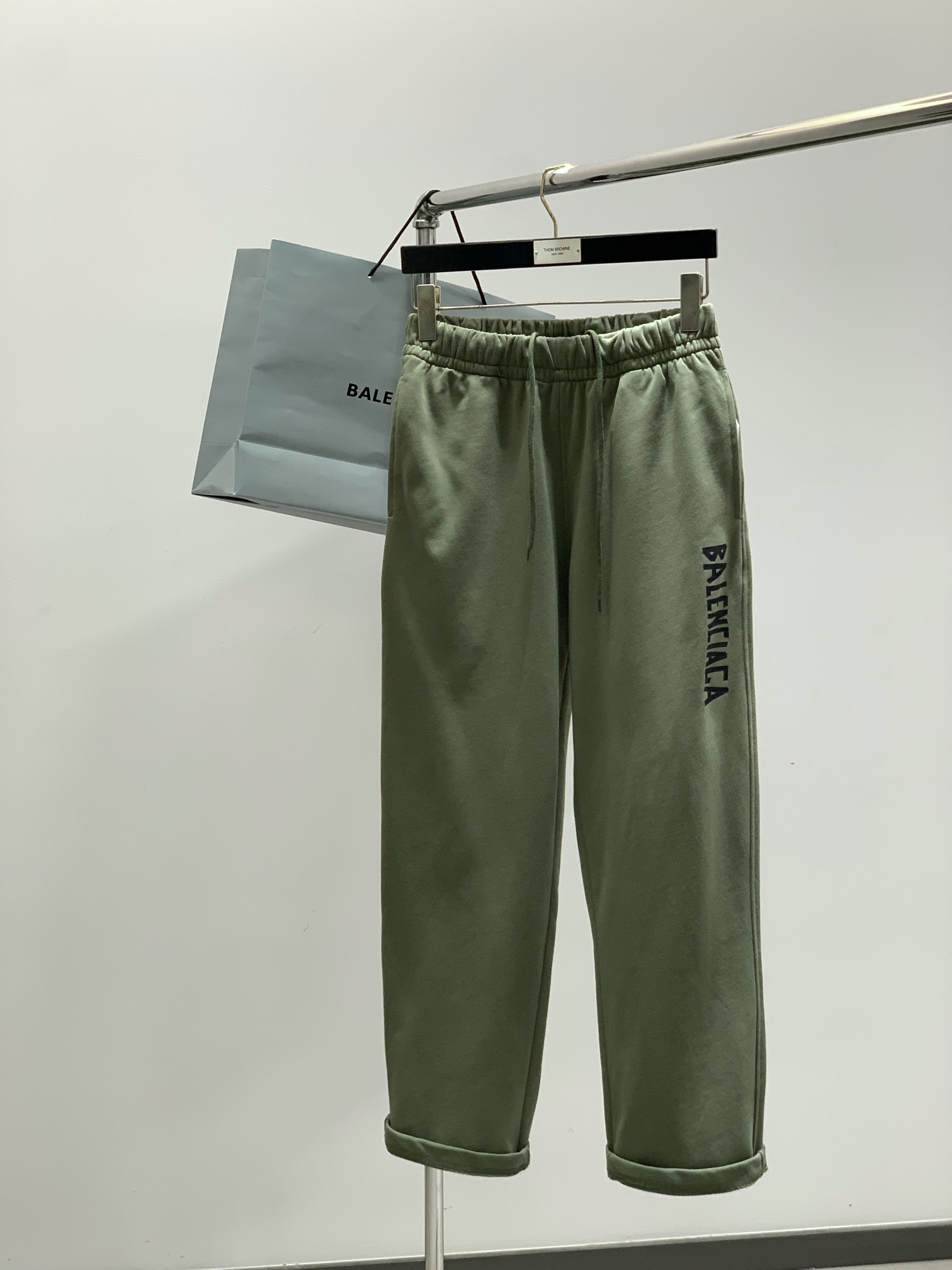 ，Balenciaga 巴黎世家，2025秋季最新品，专柜同步有售，原单狠货，时尚休闲裤，进口原版水洗弹