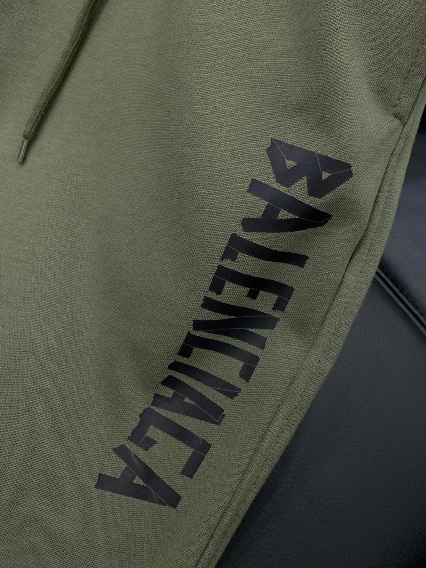 ，Balenciaga 巴黎世家，2025秋季最新品，专柜同步有售，原单狠货，时尚休闲裤，进口原版水洗弹