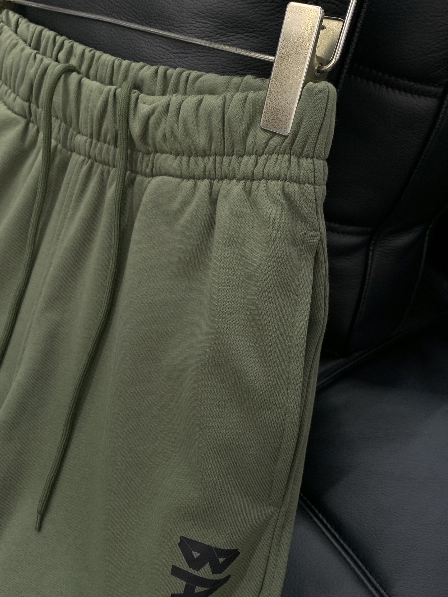 ，Balenciaga 巴黎世家，2025秋季最新品，专柜同步有售，原单狠货，时尚休闲裤，进口原版水洗弹