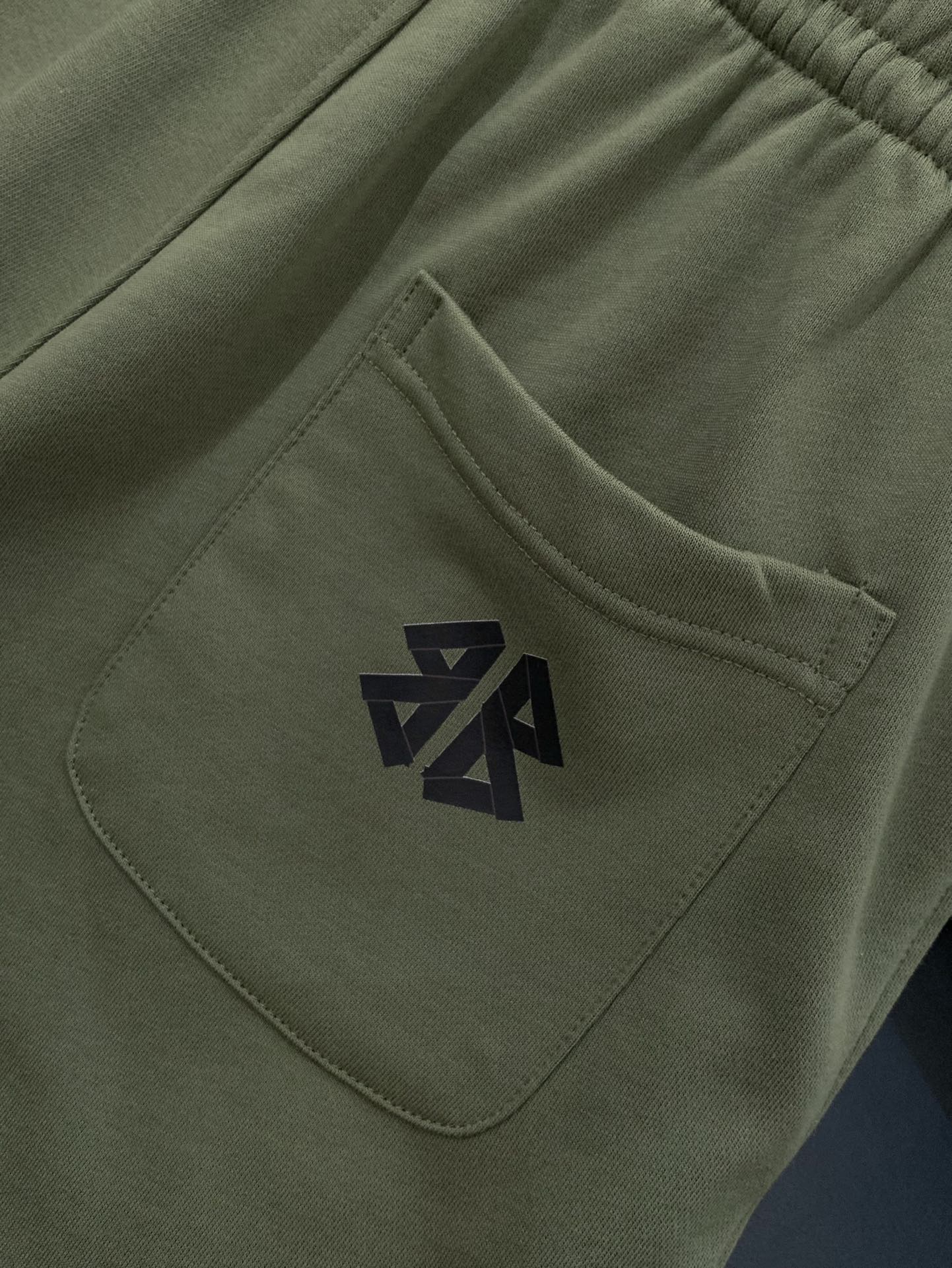 ，Balenciaga 巴黎世家，2025秋季最新品，专柜同步有售，原单狠货，时尚休闲裤，进口原版水洗弹