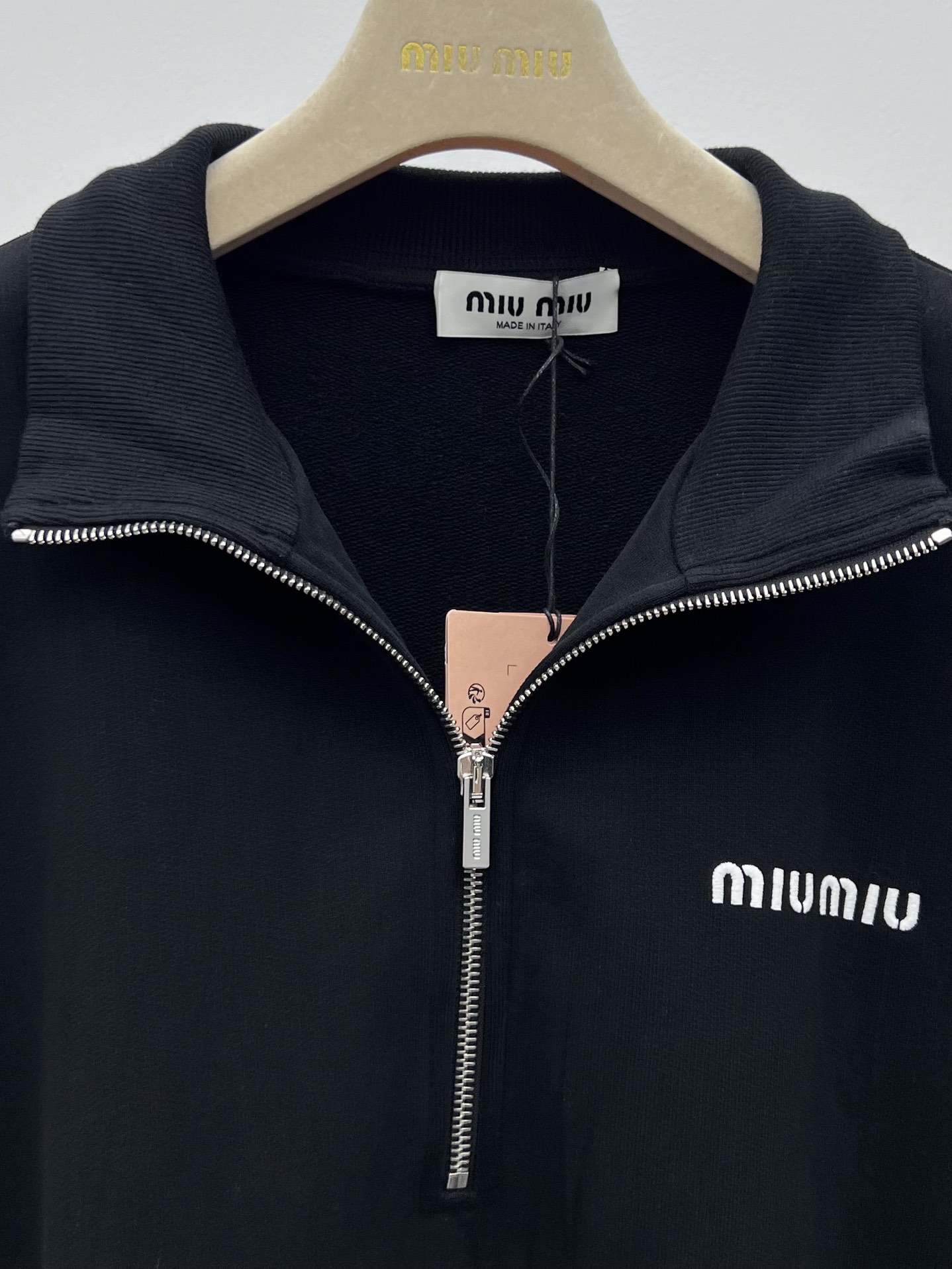 miumi*半拉链立领卫衣这款平纹针织卫衣呈现Oversize版型立领半拉链开合 袖口和下摆饰以抽绳细节