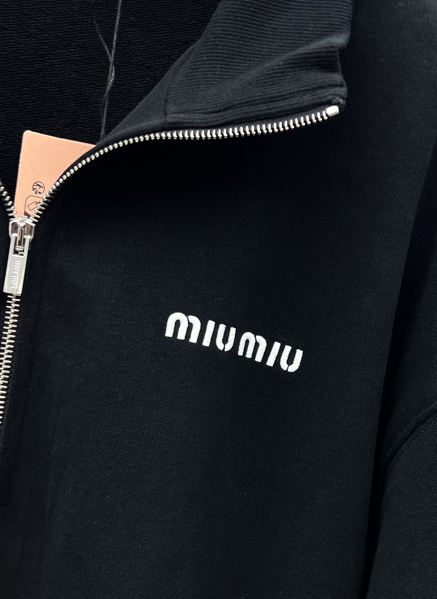 miumi*半拉链立领卫衣这款平纹针织卫衣呈现Oversize版型立领半拉链开合 袖口和下摆饰以抽绳细节