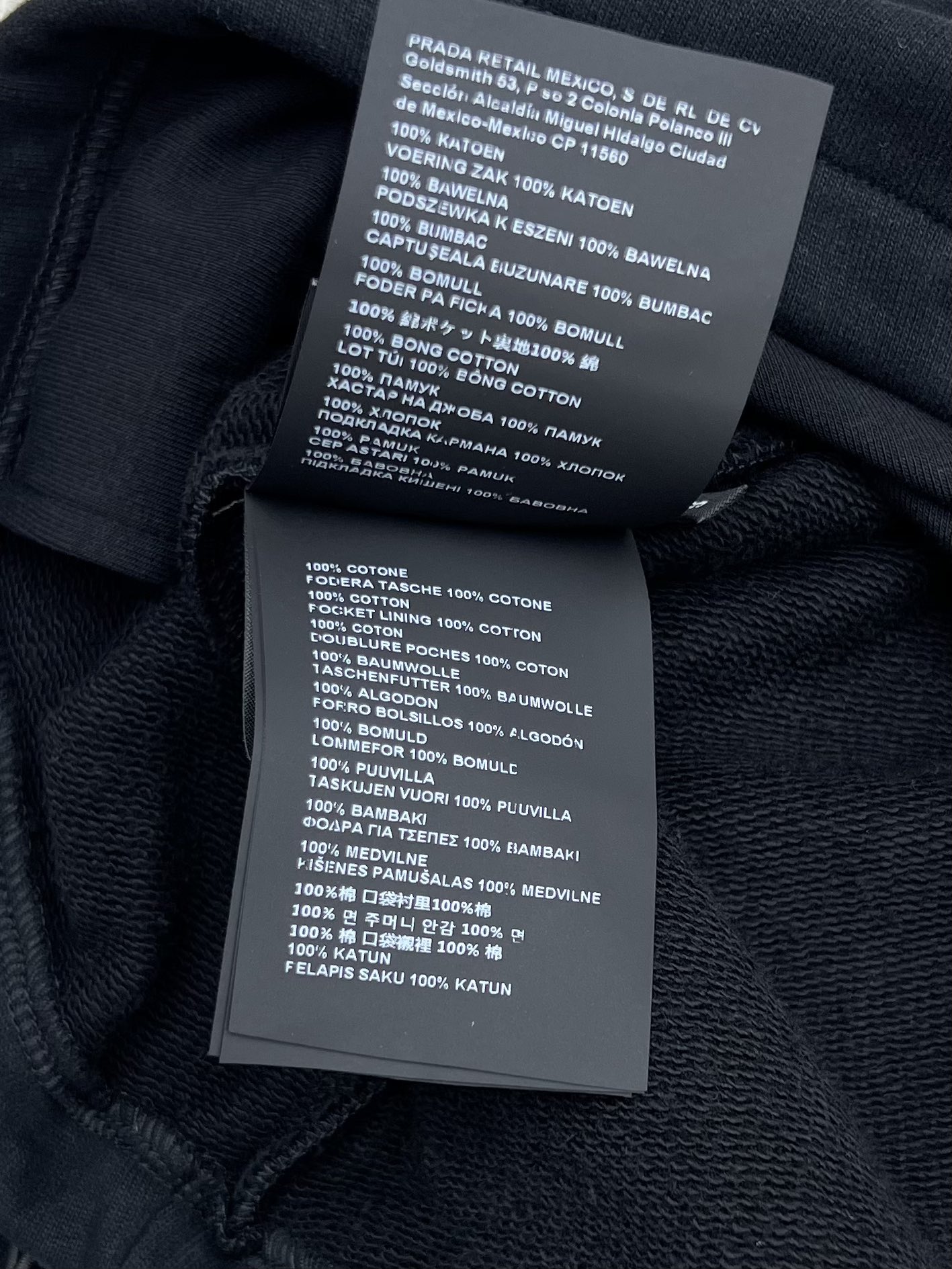 miumi*半拉链立领卫衣这款平纹针织卫衣呈现Oversize版型立领半拉链开合 袖口和下摆饰以抽绳细节