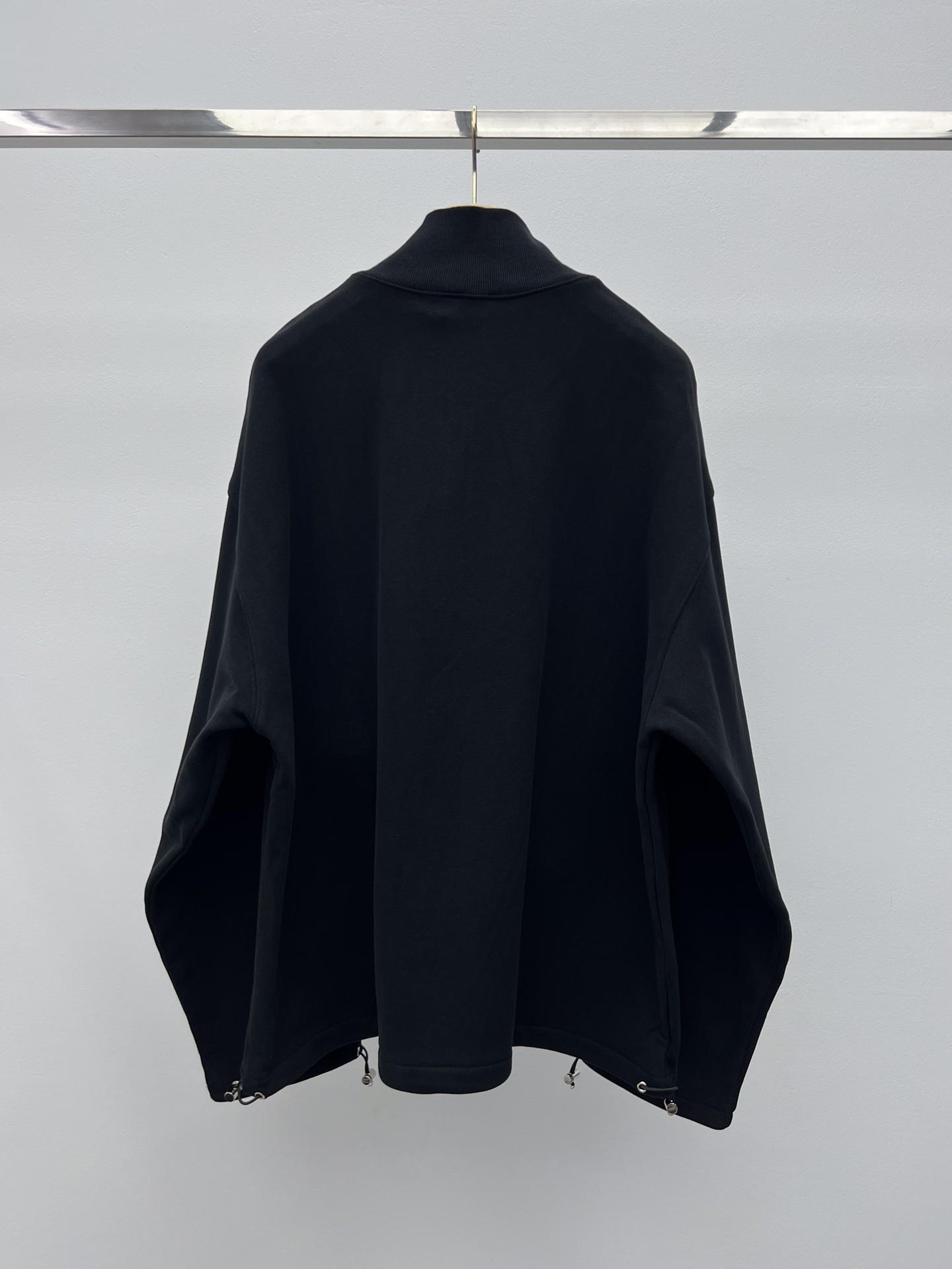 miumi*半拉链立领卫衣这款平纹针织卫衣呈现Oversize版型立领半拉链开合 袖口和下摆饰以抽绳细节