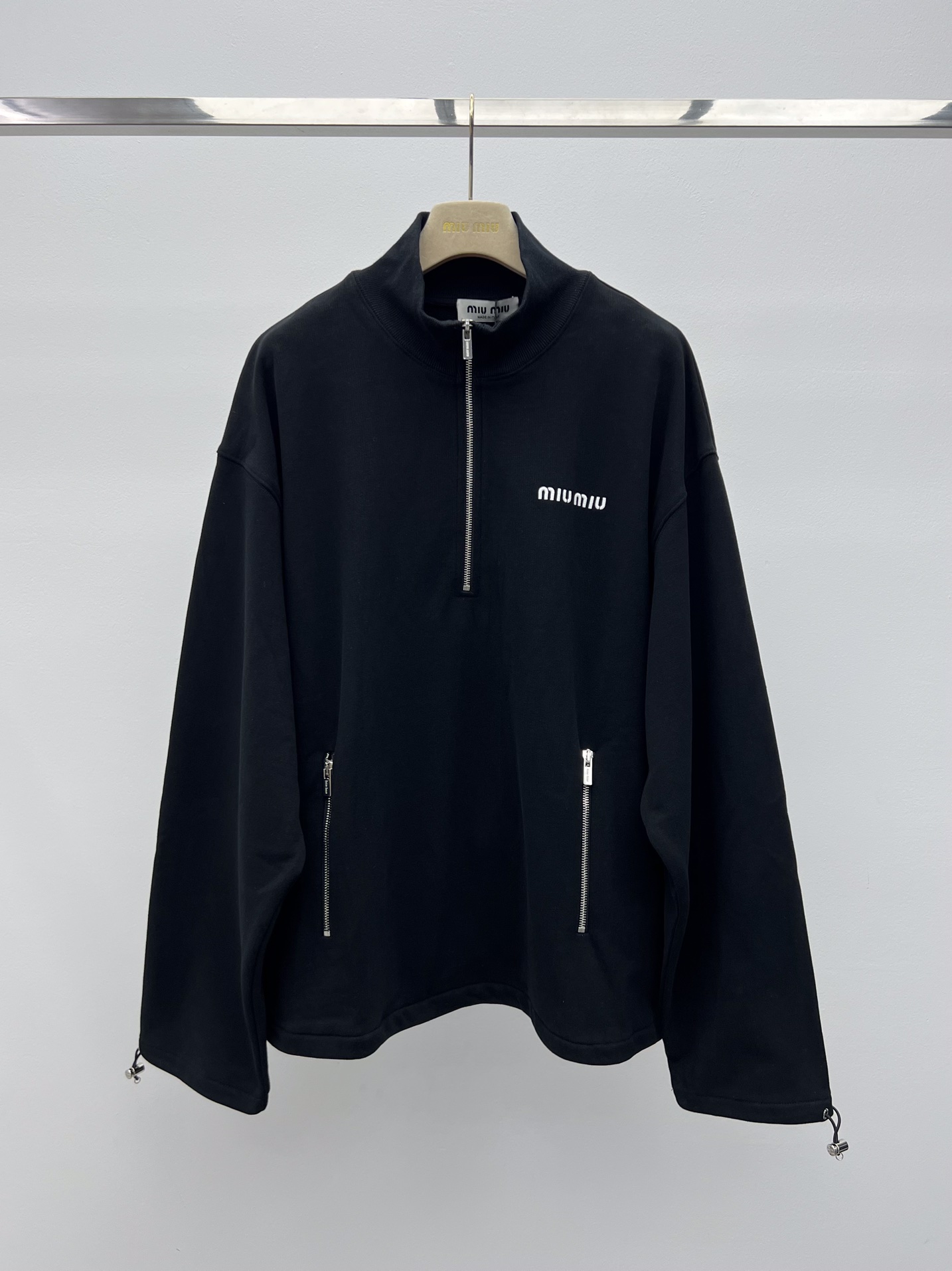 miumi*半拉链立领卫衣这款平纹针织卫衣呈现Oversize版型立领半拉链开合 袖口和下摆饰以抽绳细节