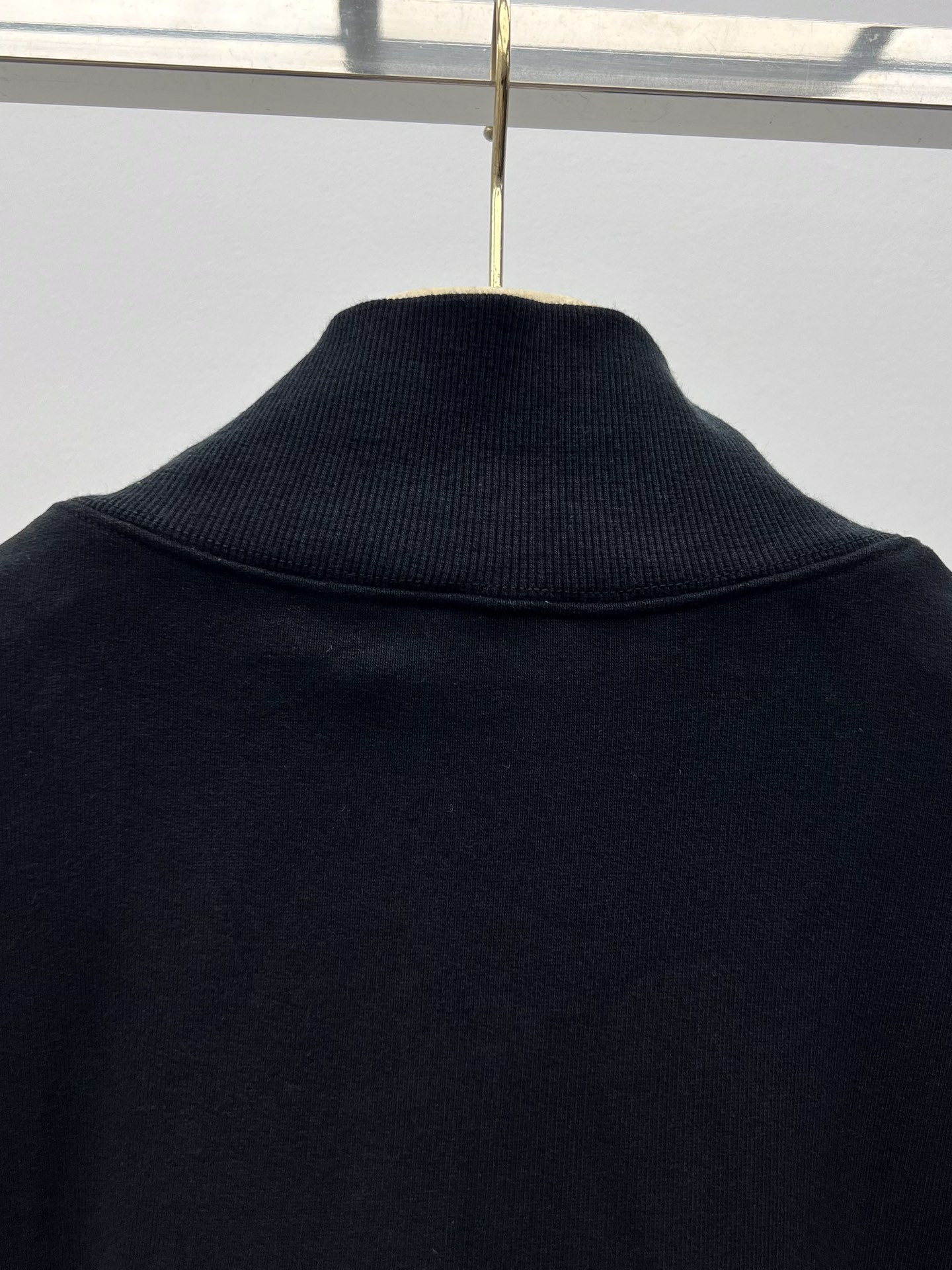 miumi*半拉链立领卫衣这款平纹针织卫衣呈现Oversize版型立领半拉链开合 袖口和下摆饰以抽绳细节