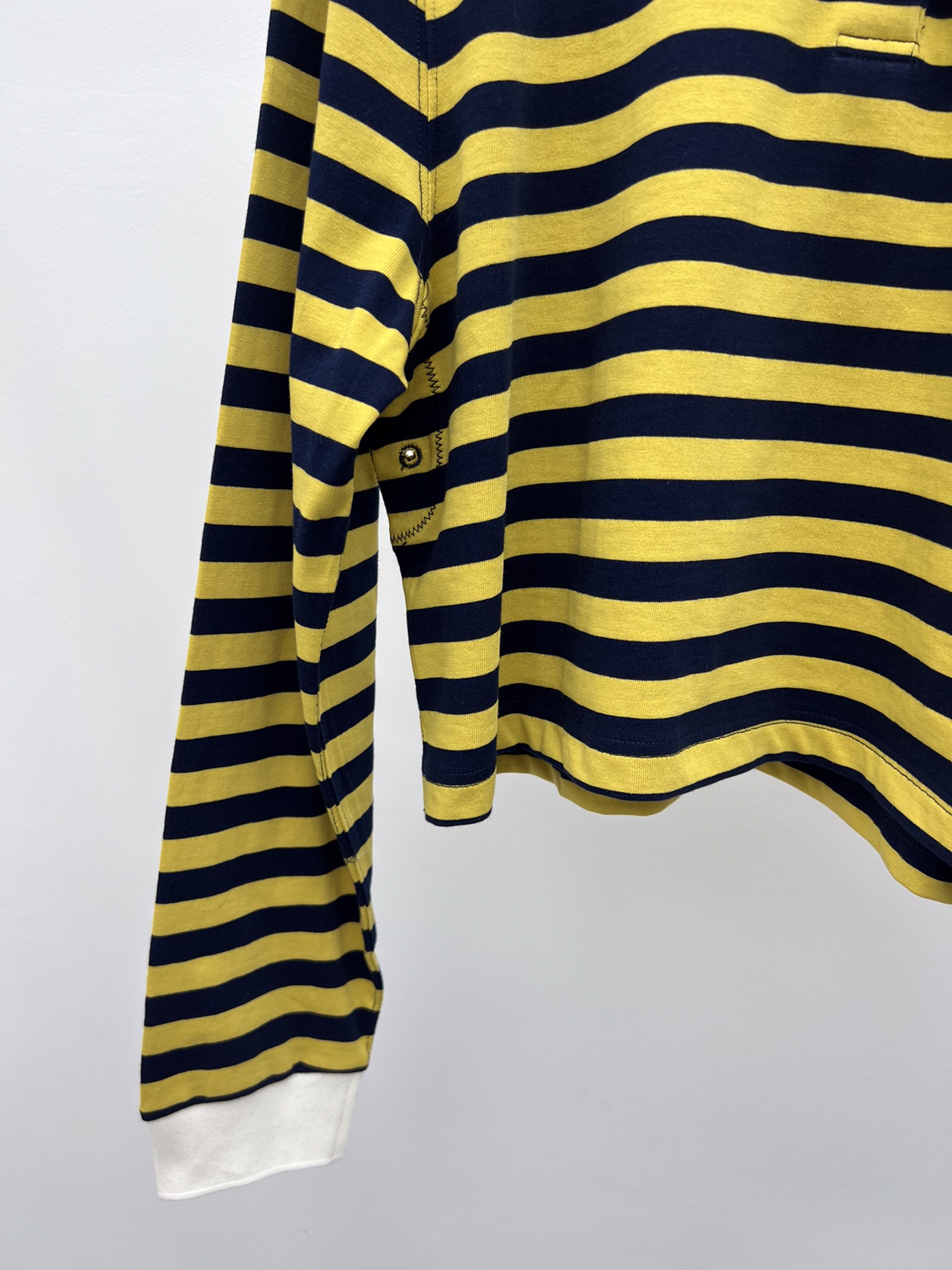 miumi*条纹polo衫这款polo上袖T采用撞色条纹效果平纹针织面料点缀醒目的贴布绣徽标彰显别具一格