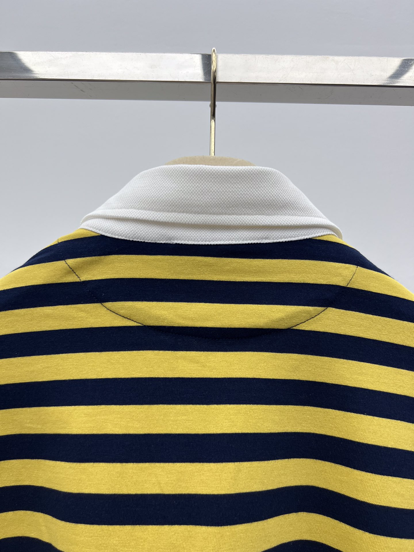 miumi*条纹polo衫这款polo上袖T采用撞色条纹效果平纹针织面料点缀醒目的贴布绣徽标彰显别具一格