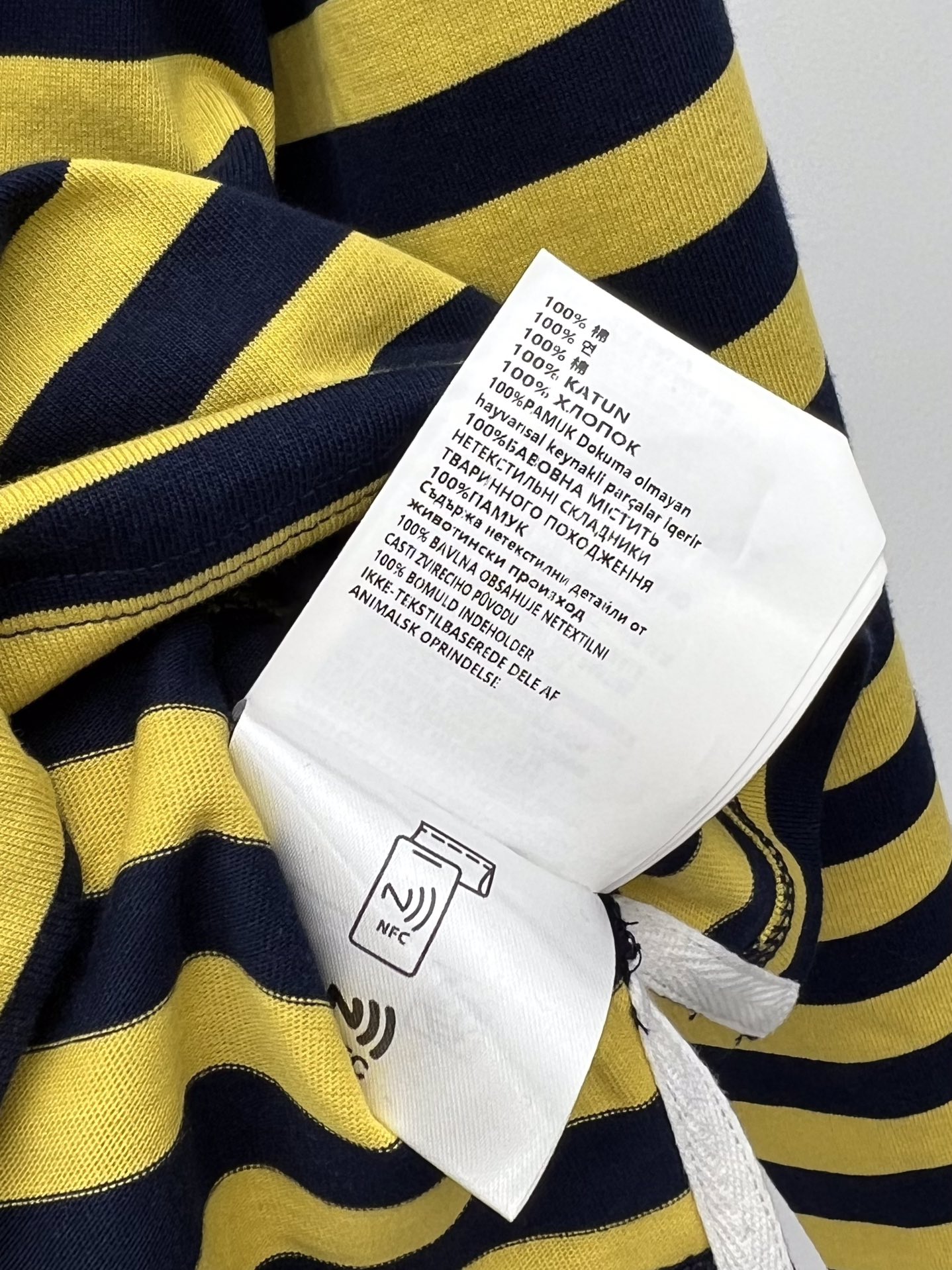 miumi*条纹polo衫这款polo上袖T采用撞色条纹效果平纹针织面料点缀醒目的贴布绣徽标彰显别具一格