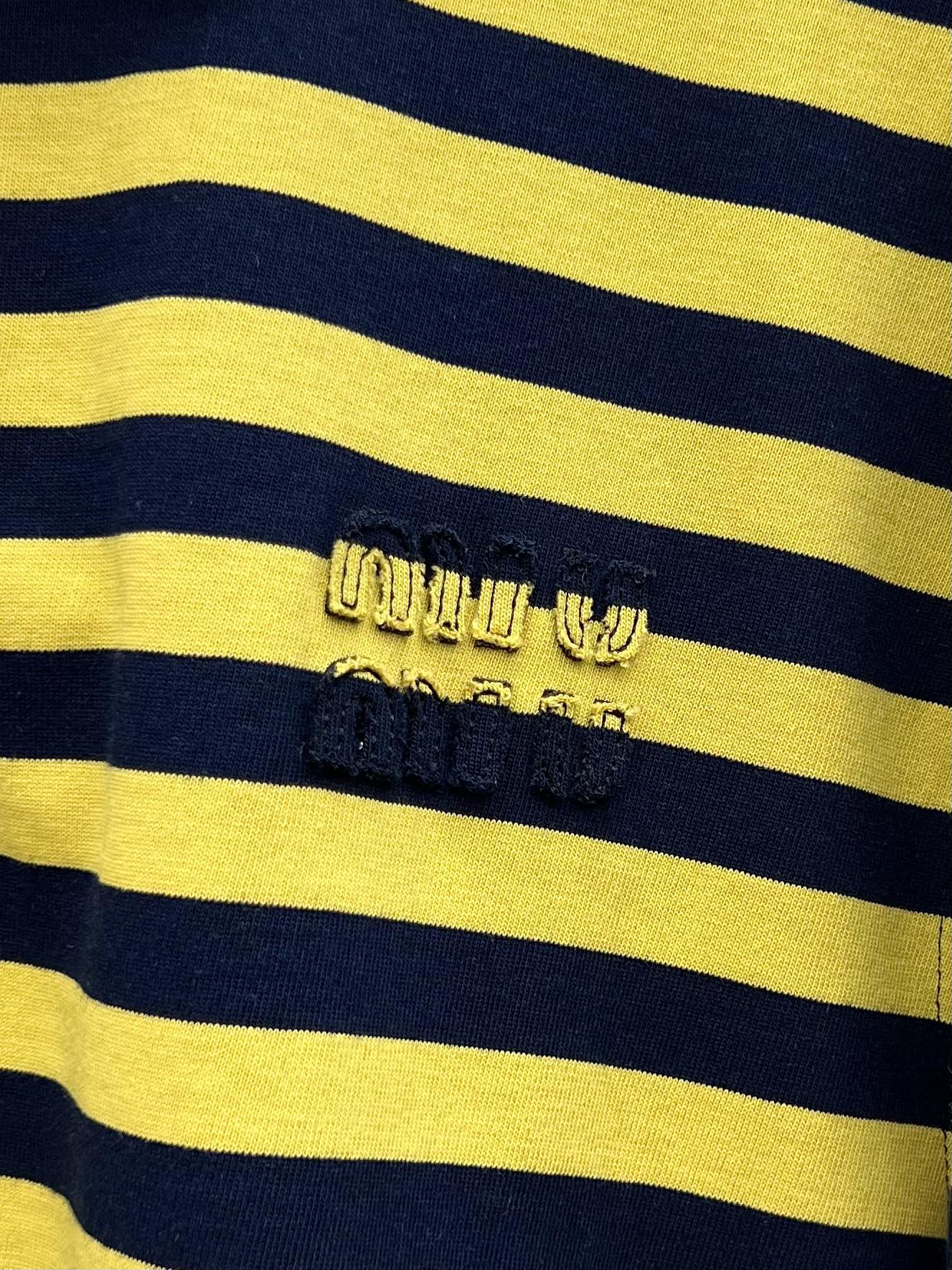 miumi*条纹polo衫这款polo上袖T采用撞色条纹效果平纹针织面料点缀醒目的贴布绣徽标彰显别具一格