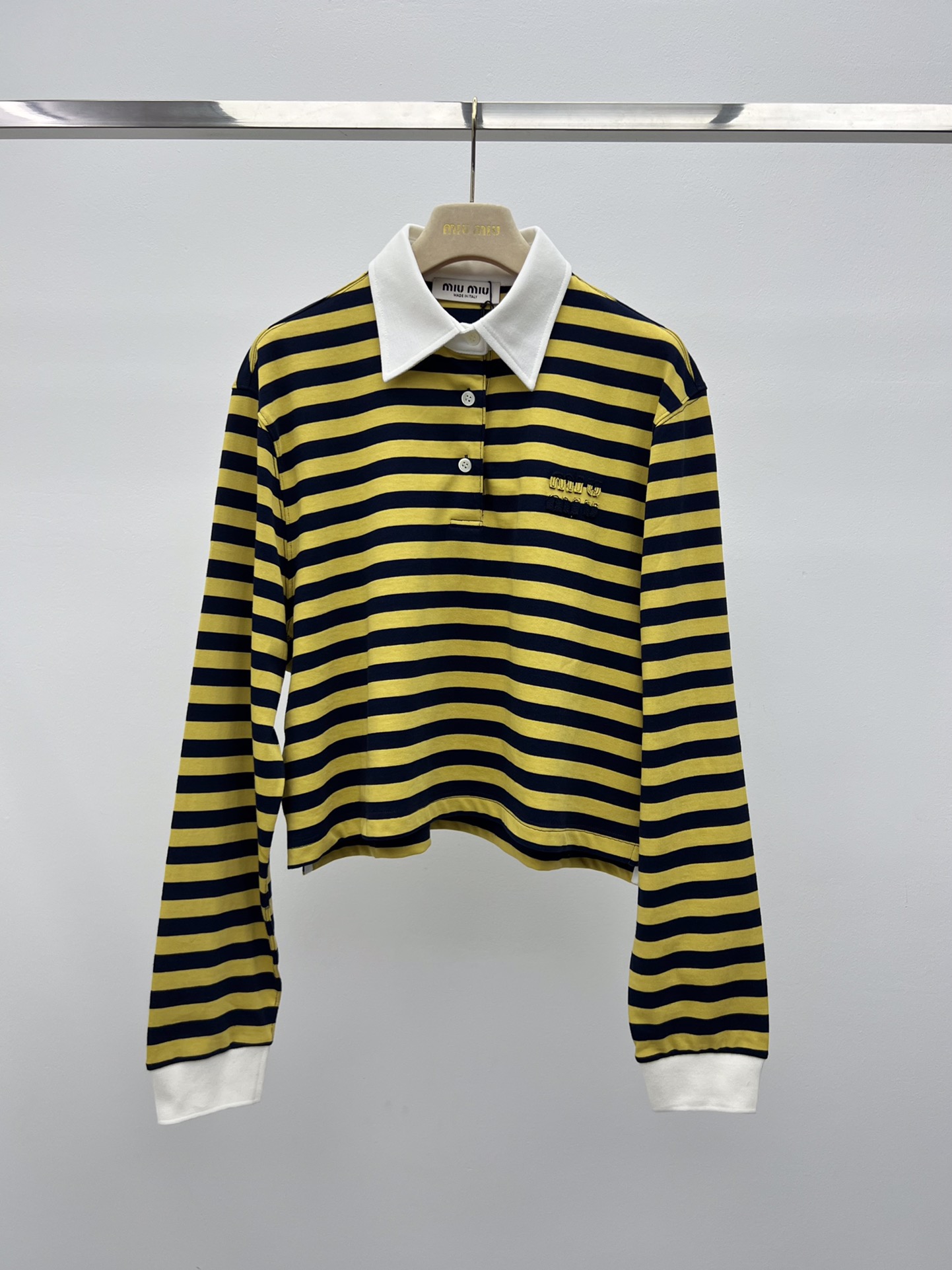 miumi*条纹polo衫这款polo上袖T采用撞色条纹效果平纹针织面料点缀醒目的贴布绣徽标彰显别具一格
