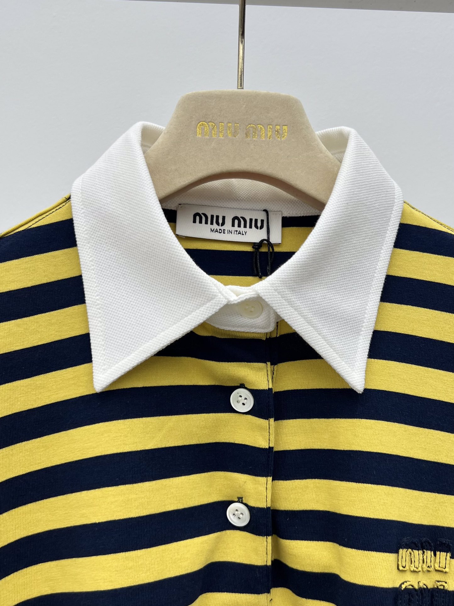 miumi*条纹polo衫这款polo上袖T采用撞色条纹效果平纹针织面料点缀醒目的贴布绣徽标彰显别具一格