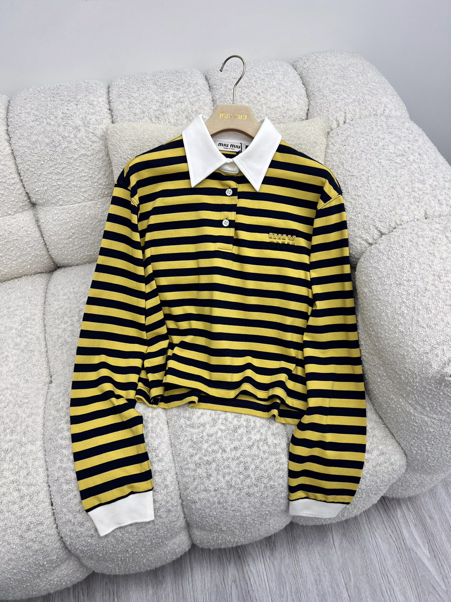 miumi*条纹polo衫这款polo上袖T采用撞色条纹效果平纹针织面料点缀醒目的贴布绣徽标彰显别具一格