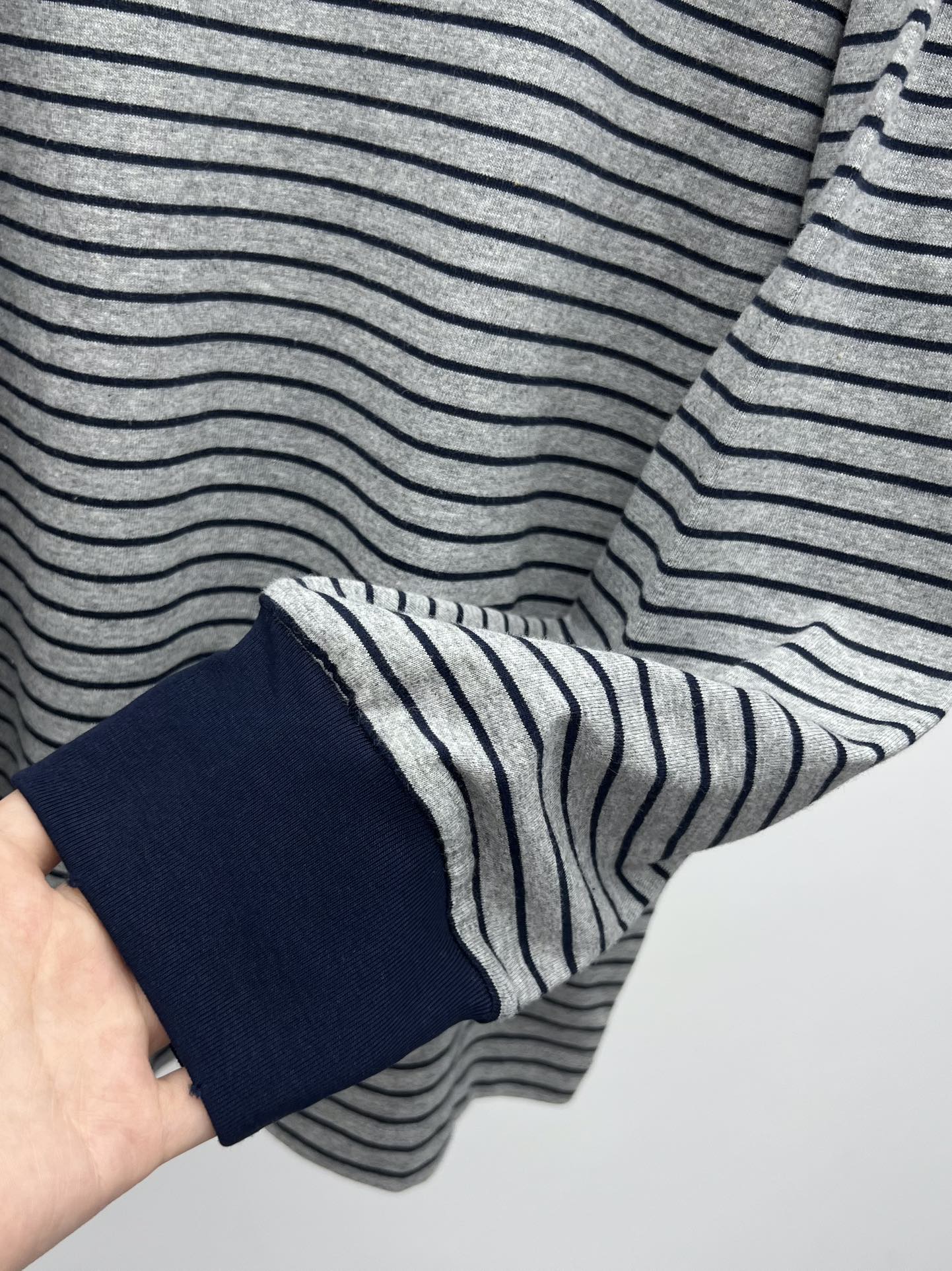 miumi*细条纹长袖T条纹是miu风格象征唤起复古美学细条纹宽松版型为这款长袖T增添俏皮减龄感适合叠搭