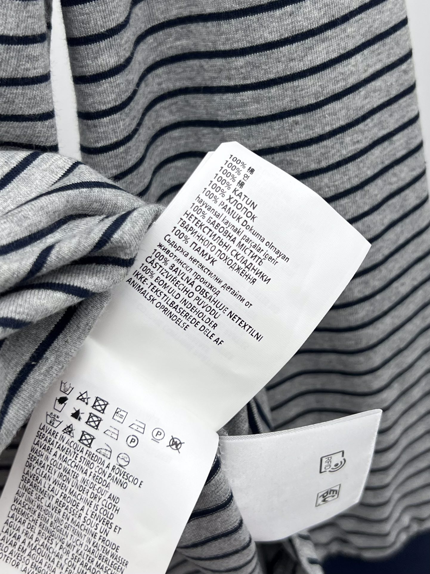 miumi*细条纹长袖T条纹是miu风格象征唤起复古美学细条纹宽松版型为这款长袖T增添俏皮减龄感适合叠搭