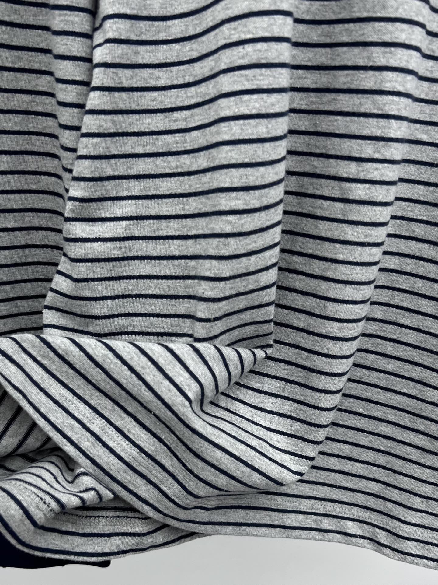 miumi*细条纹长袖T条纹是miu风格象征唤起复古美学细条纹宽松版型为这款长袖T增添俏皮减龄感适合叠搭