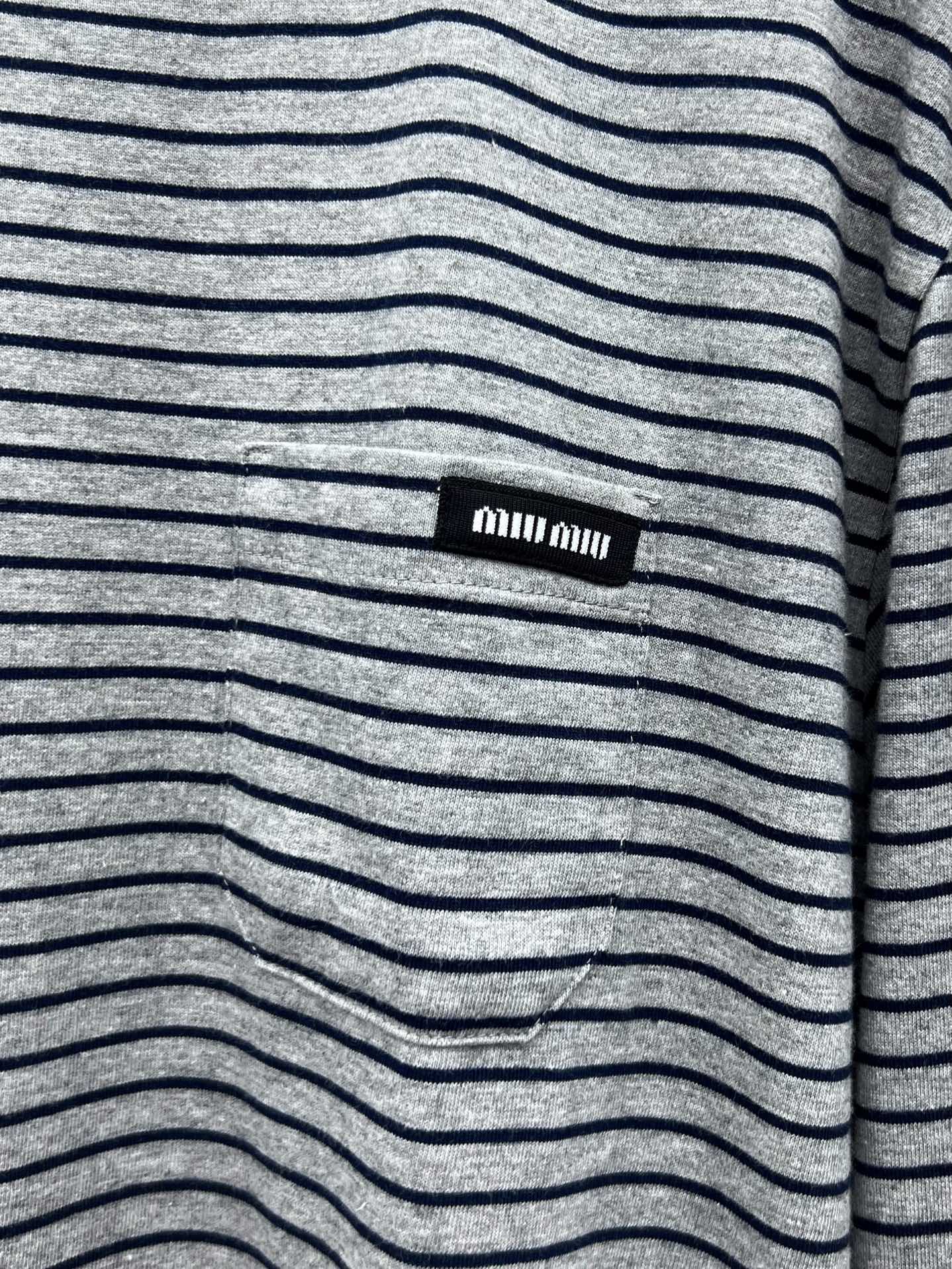 miumi*细条纹长袖T条纹是miu风格象征唤起复古美学细条纹宽松版型为这款长袖T增添俏皮减龄感适合叠搭