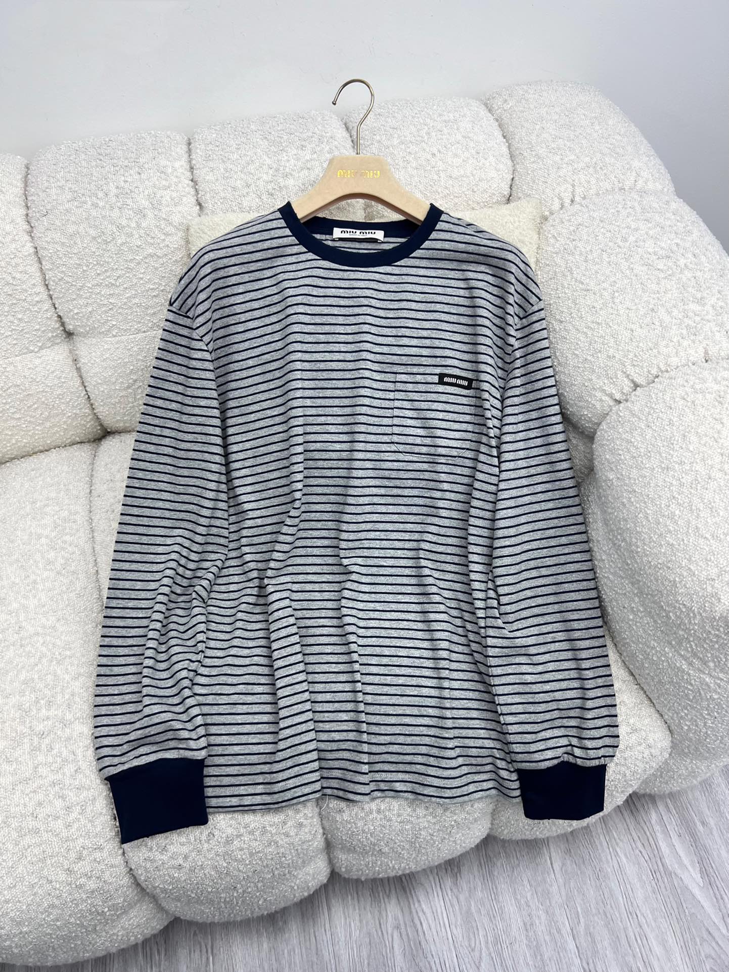 miumi*细条纹长袖T条纹是miu风格象征唤起复古美学细条纹宽松版型为这款长袖T增添俏皮减龄感适合叠搭