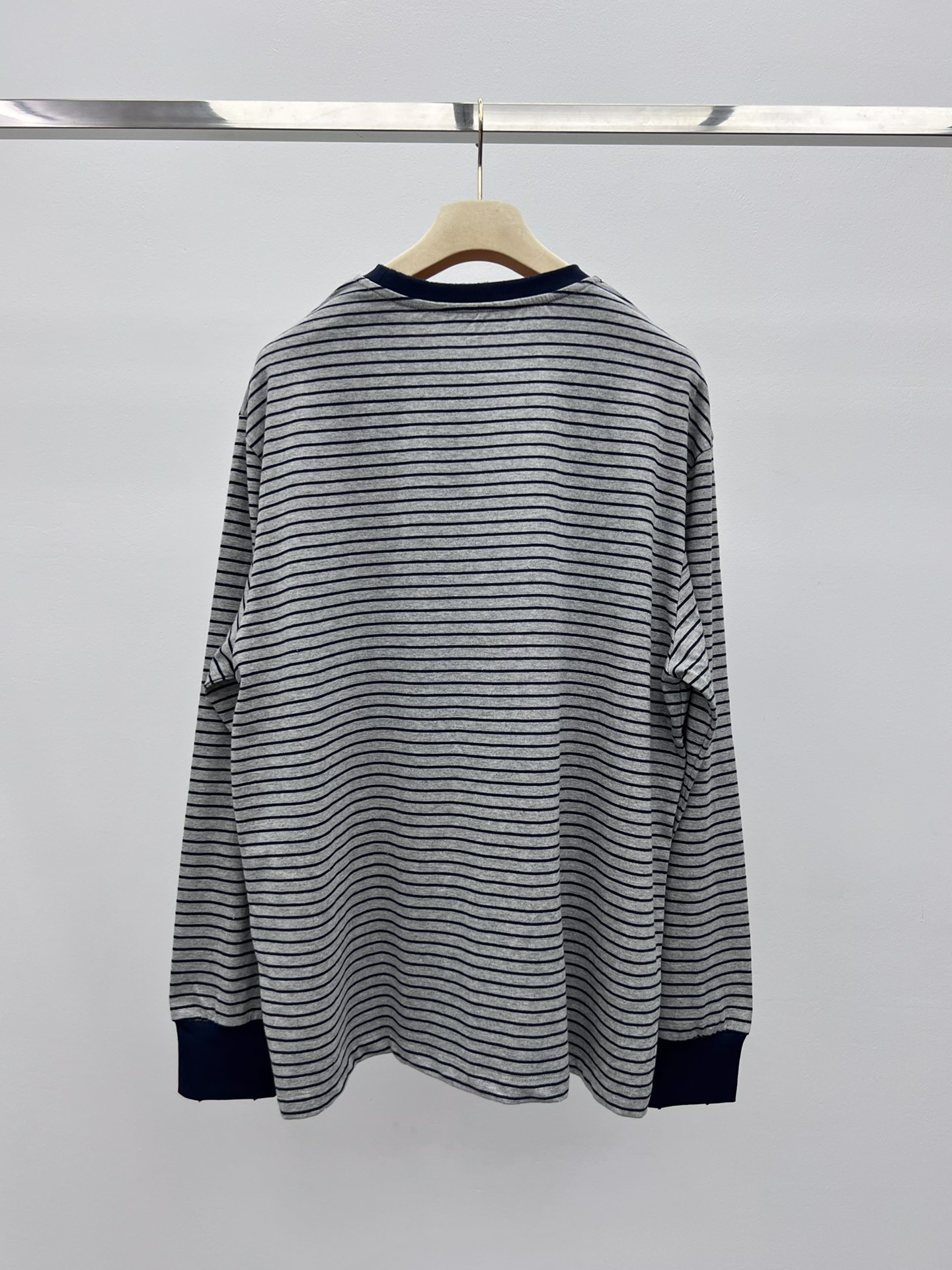 miumi*细条纹长袖T条纹是miu风格象征唤起复古美学细条纹宽松版型为这款长袖T增添俏皮减龄感适合叠搭