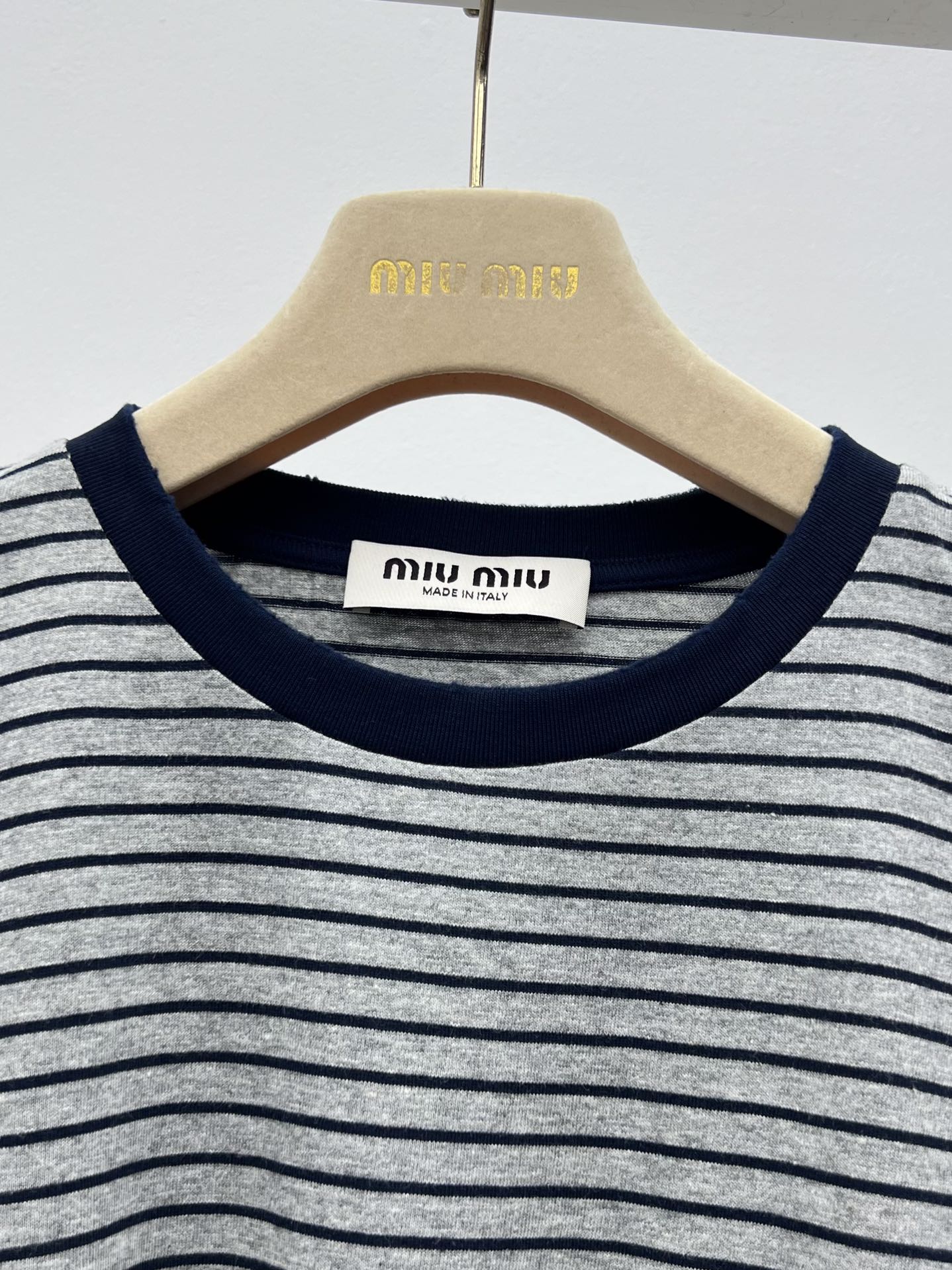 miumi*细条纹长袖T条纹是miu风格象征唤起复古美学细条纹宽松版型为这款长袖T增添俏皮减龄感适合叠搭