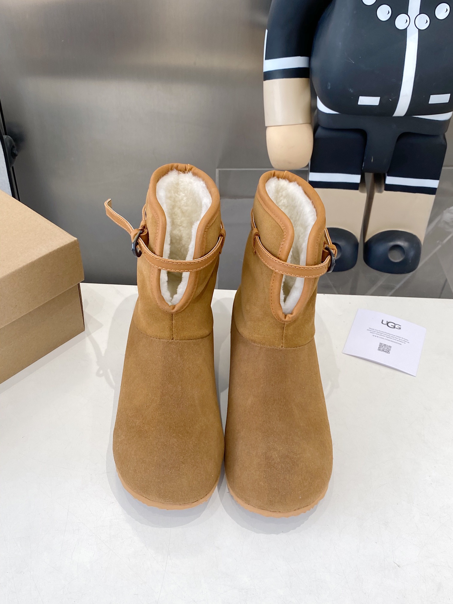 NO:512117,U*G. 2025 model. The latest model of internal height-enhanced wool boots for autumn and winter counters, a must-have for autumn and winter. Fabric: high mercerized beef reverse velvet. Inner: pure wool imported from Australia. Floor: wool. Outsole: internal height-enhanced + EV A foaming. Spot supply, snow boots, boots19860909U*G. 2025款. 秋冬专柜最新款内增高羊毛短靴,秋冬季节必备 面料:高丝光牛反绒. 内里:澳州进口纯羊毛 垫脚:羊毛 大底:内增高 + EV A发泡 现货供应,雪地靴,boots,Women's Shoes