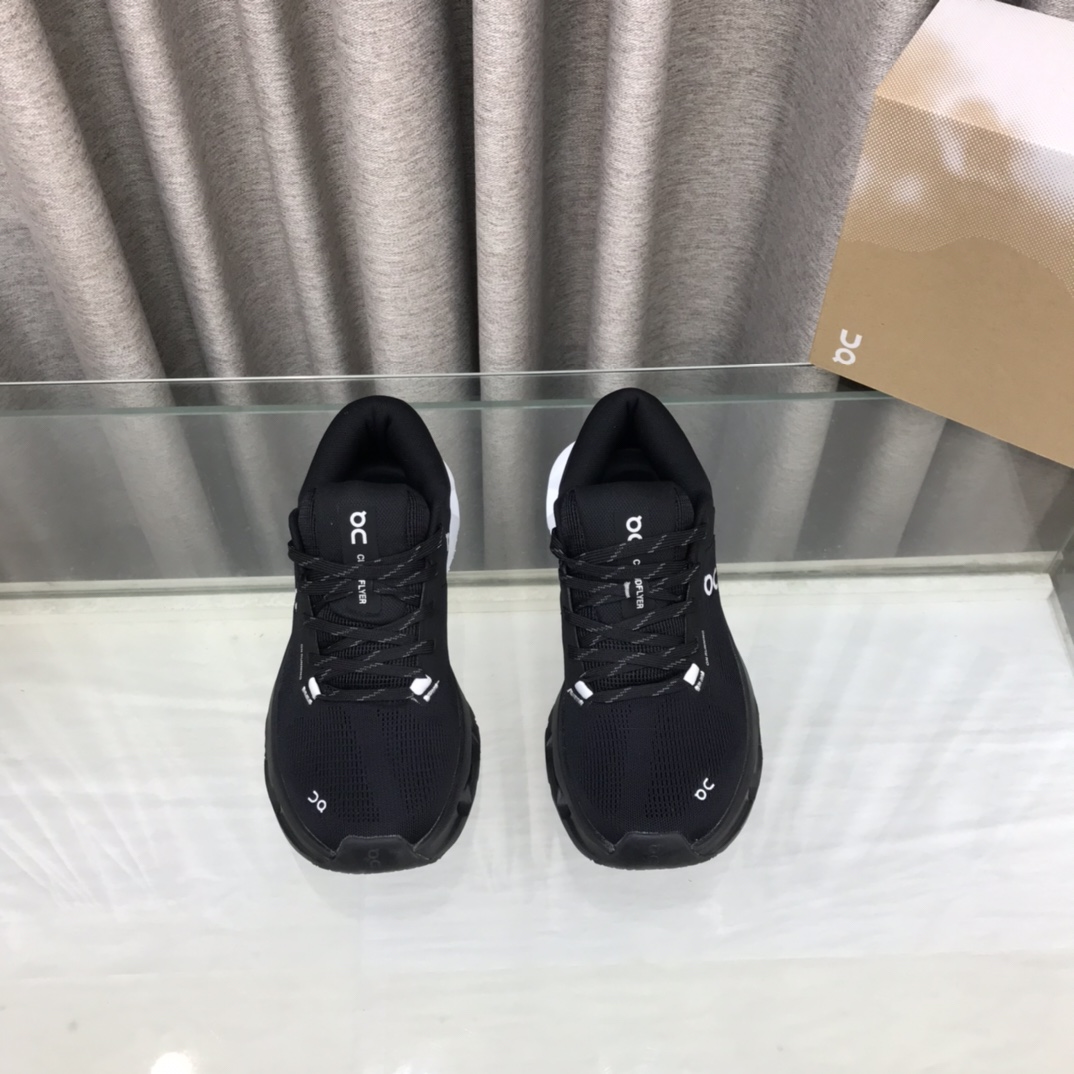 NO:497022,#On Cloudflyer 5 ANPAO low-top shock-absorbing running shoes Material innovation Definition of lightweight cushion Selected innovative engineering mesh upper Extremely lightweight and breathable Equipped with an upgraded version of Helion Superfoam Foam midsole This advanced material has made breakthroughs in lightness and durability, providing continuous flexible cloud cushioning, effectively absorbing impact. Inline Speedboard speed plates, made of high-performance composite materials, converting floor impact into strong propulsion, and making the pace smoother and more efficient. Combined with precision-designed geometric structure, ensures a stable transition from the heel to the forefoot. Integrate some recyclable materials to fulfill the commitment of sustainability. Reshape the running experience with technological materials. Size36-45, casual shoes/sports shoes, sneakers19860909#On Cloudflyer 5 昂跑低帮减震跑步鞋 材料革新 定义轻盈缓震 精选创新工程网布鞋面 极致轻盈透气 搭载升级版Helion Superfoam 泡棉中底 这种先进材料在轻盈与耐用性上取得突破,提供持续柔韧的云端缓震,有效吸收冲击力 内嵌Speedboard 速度板,由高性能复合材料制成,将落地冲击转化为强劲推进力,步伐更流畅高效 结合精密设计的几何结构,确保每一步从后跟到前掌都稳定过渡 融入部分可回收材料,践行可持续承诺 以科技材料,重塑畅跑体验. Size36-45,休闲鞋/运动鞋,sneakers,Women's Shoes