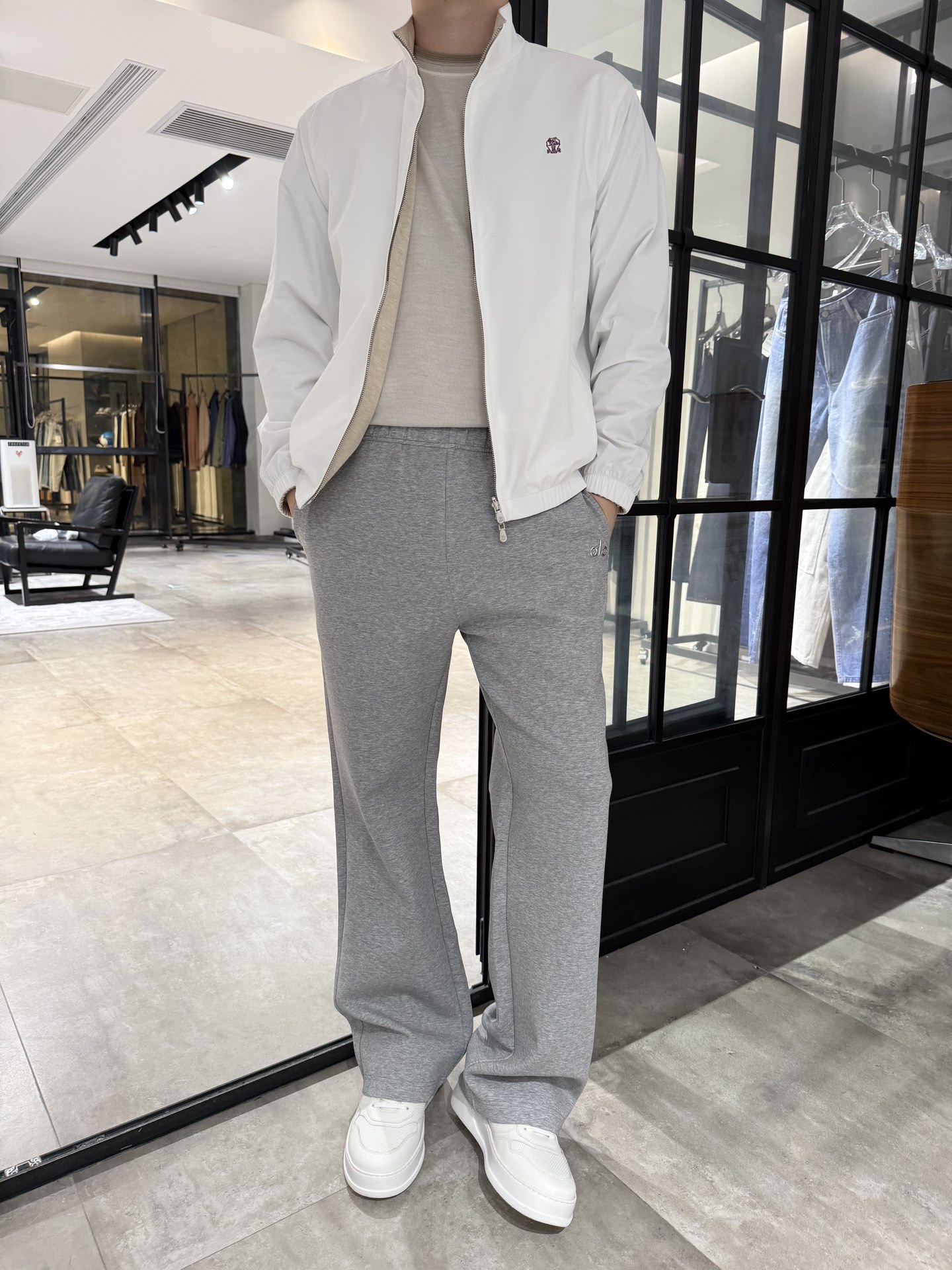 NO:528924,BC-2025 autumn and winter upstart wears old-fashioned stand-up collar jacket on both sides, simple, atmospheric and high-end. The A side is made of nylon and spandex blended jacket fabric, which feels very silky and soft, with windproof and waterproof effect. The B side is made of wool, cashmere and other blended fabrics, with online texture, comfortable and warm, fine workmanship, excellent materials, small stand-up collar design, capable upper body, full sense of high-end, and 48-56 (model wears 180/140 for 50, with Hong Kong Lane Crawford gift box packaging),, jackets & coats, jackets & coats, alexander wang19860909BC-2025秋冬新贵双面穿老钱风立领夹克外套,简约大气上档次,A面采用锦纶、氨纶混纺冲锋衣面料,手感非常丝滑柔软,具有防风防水效果,B面采用绵羊毛、山羊绒等混纺面料,质感在线,舒适保暖,做工精细,用料上乘,小立领设计,上身干练,高级感拉满,码数48-56（模特180/140穿50,配香港连卡佛礼盒包装）,,jackets & coats,jackets & coats,alexander wang,Men's clothing