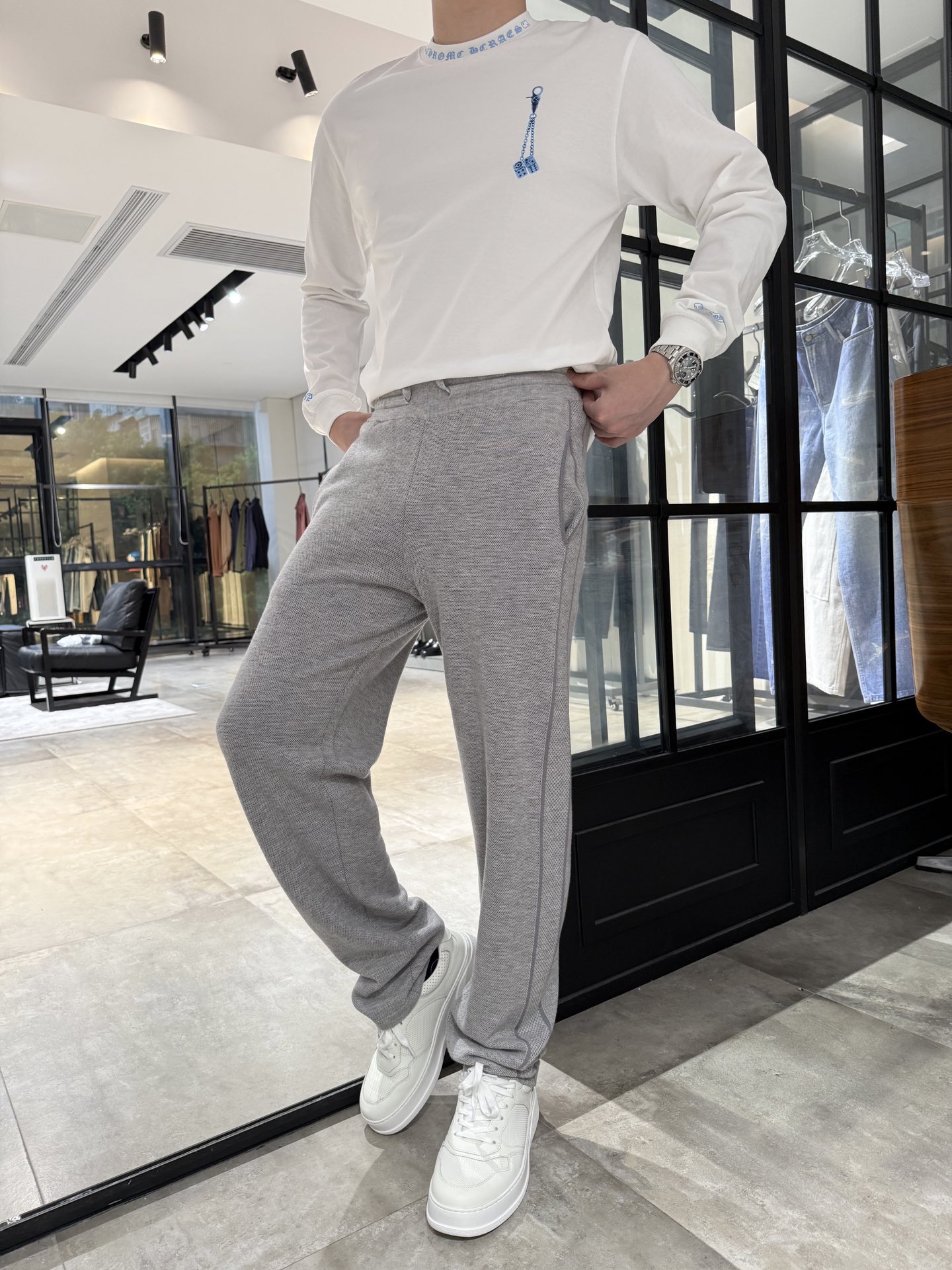 NO:528918,LP-2025 autumn and winter new old Qianfeng casual knitted trousers, fabric contains acrylic, lysel, wool and other ingredients, soft and comfortable texture, whole piece of fixed weaving design, exquisite and meticulous craftsmanship, elastic waist and drawstring design, fit the body shape, easily create high-end fashion outfit, S-2XL (model 180/140 wear M, with Hong Kong Lane Crawford gift box packaging), loro piano, alexander wang19860909LP-2025秋冬新贵老钱风休闲针织卫裤,面料含腈纶、莱赛尔、绵羊毛等多种成分,质感柔软舒适,整片定织设计,工艺精湛细致,松紧腰加抽绳设计,贴合身形,轻松打造高级时尚穿搭,码数S-2XL（模特180/140穿M,配香港连卡佛礼盒包装）,,loro piana,alexander wang,Men's clothing